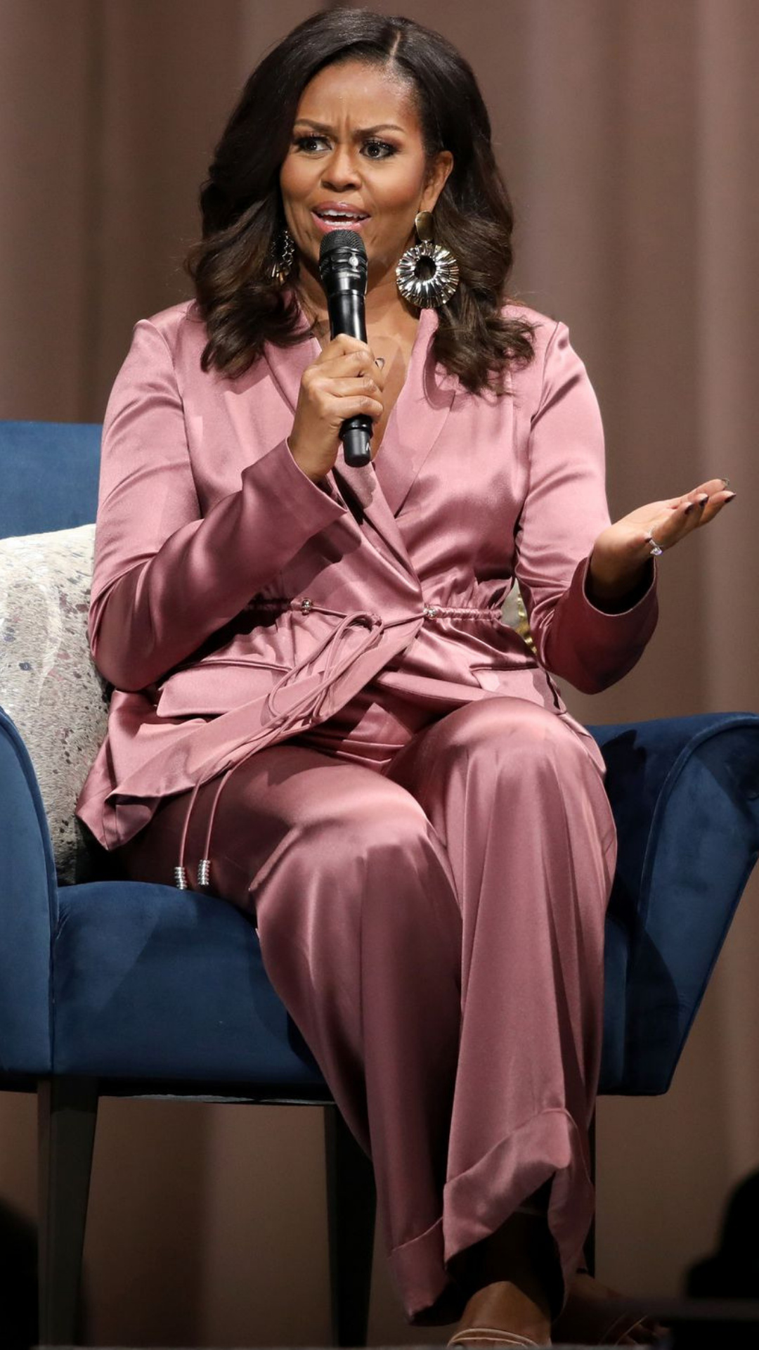 Michelle Obama, Iconic pantsuit, Regional fashion, Harper's Bazaar Arabia, 1080x1920 Full HD Phone