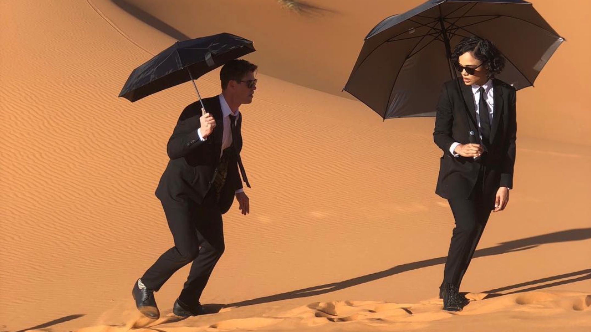 Chris Hemsworth, New Men in Black photo, Desert scene, Behind the scenes, 1920x1080 Full HD Desktop