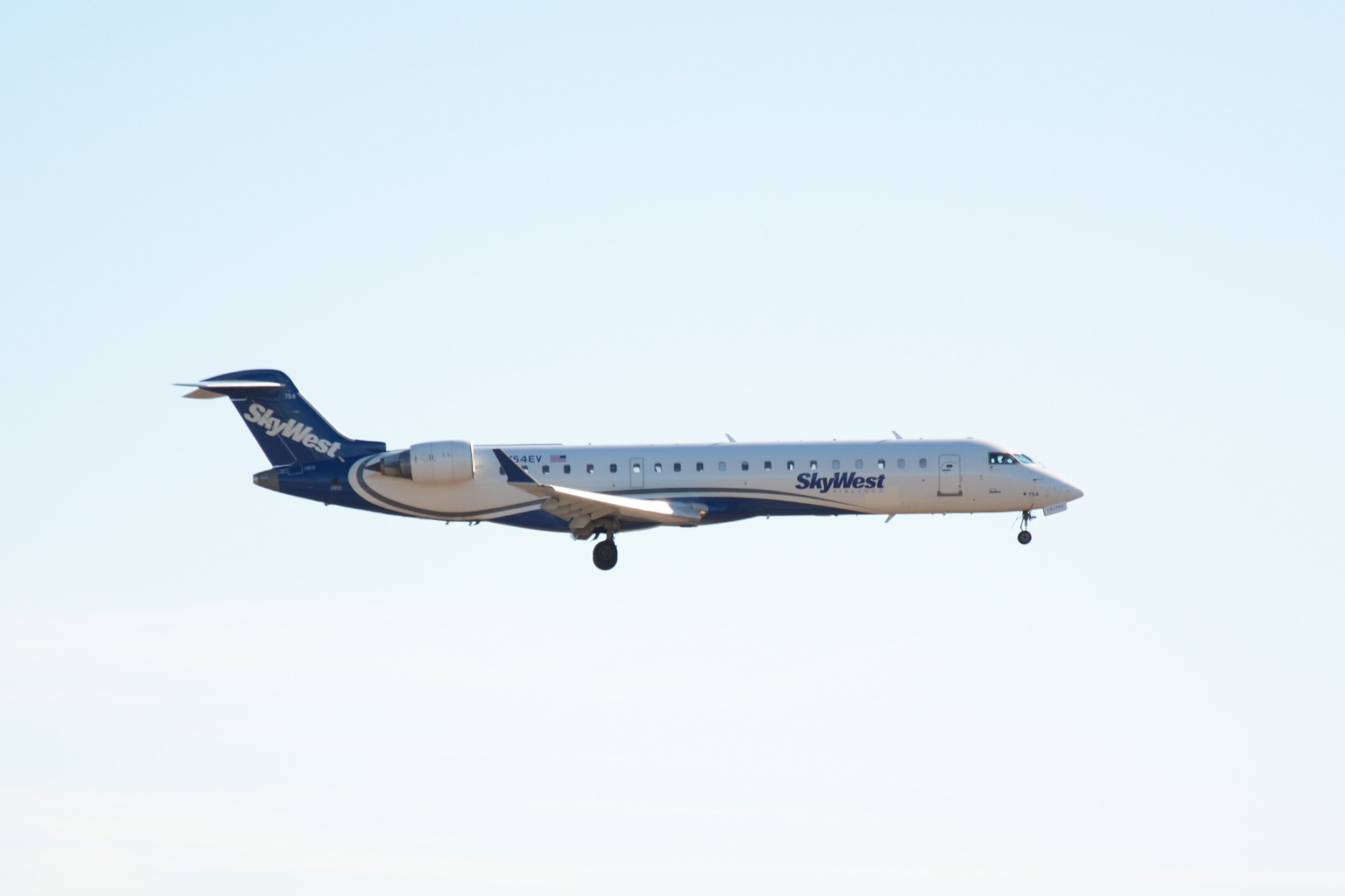 SkyWest Airlines planespotting, DFW Officer Wayfinder, 2500x1670 HD Desktop