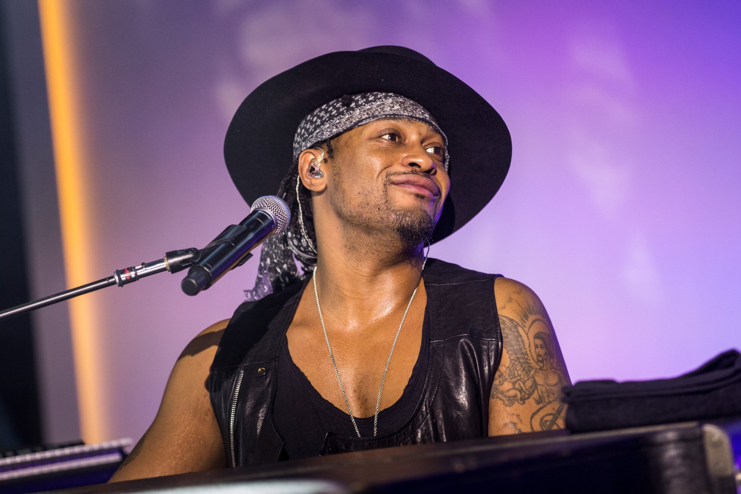 D'Angelo, CDs, Music streaming, 2500x1670 HD Desktop