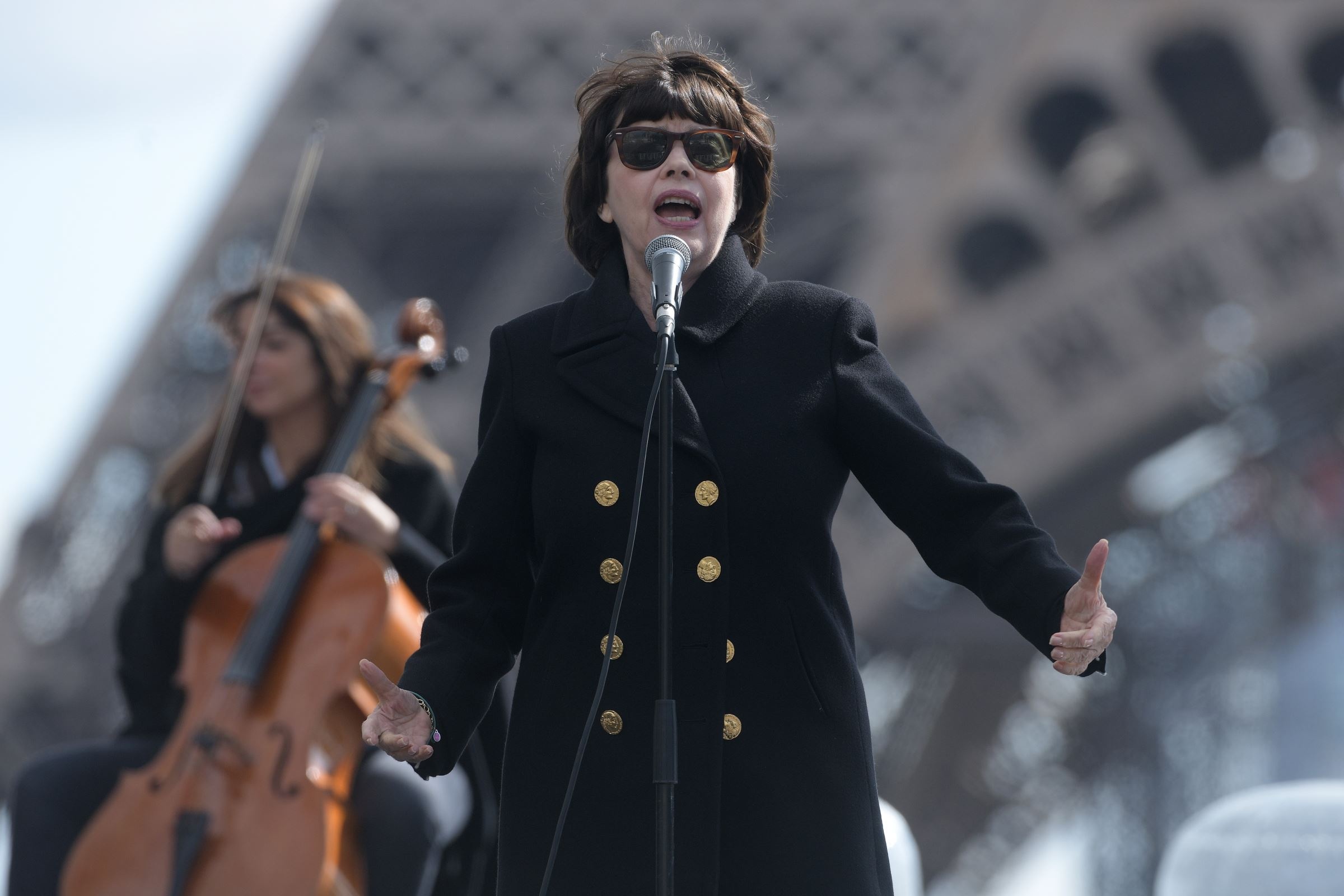 Mireille Mathieu, Concert, Tour Eiffel, 2400x1600 HD Desktop