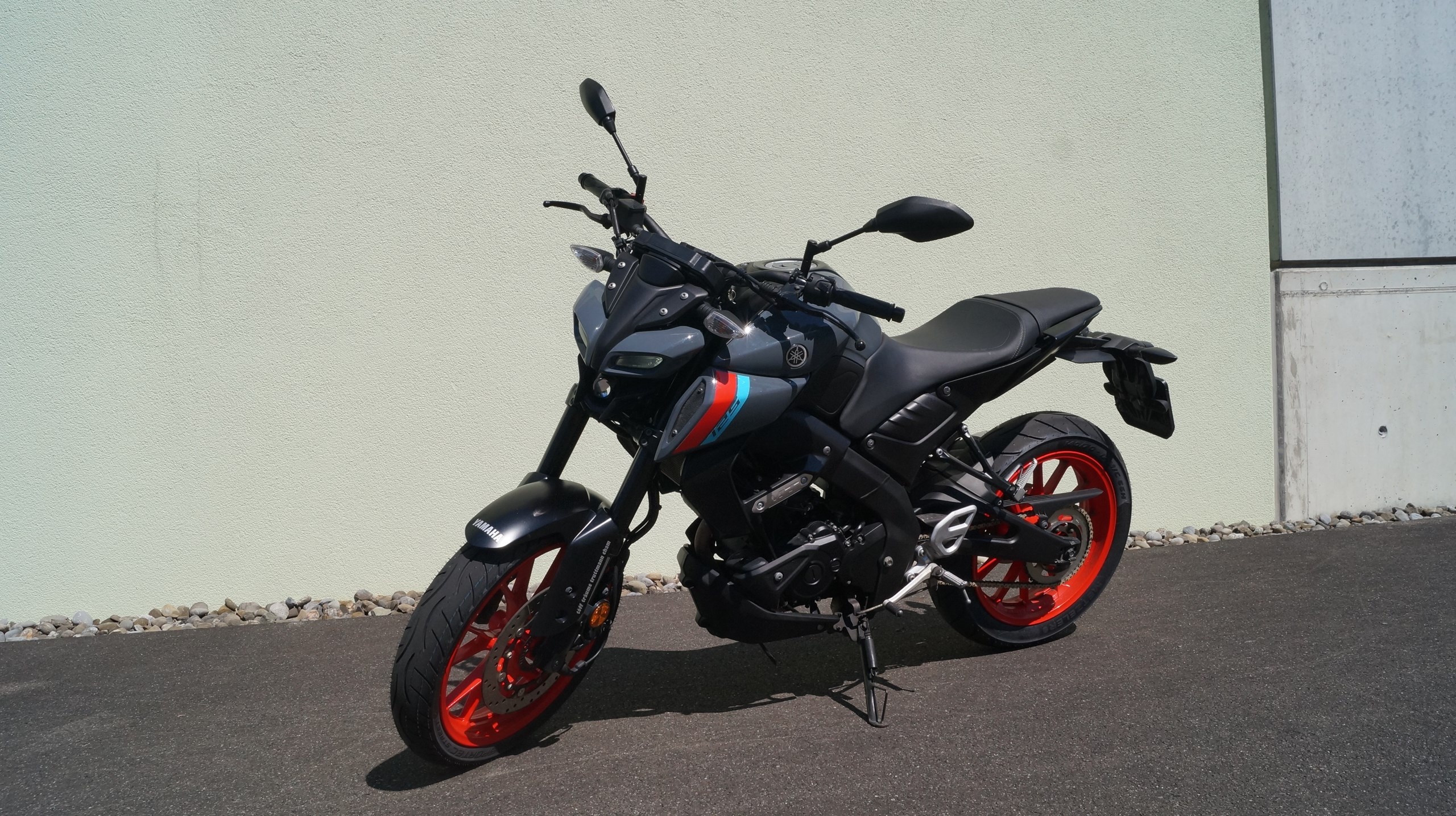 Yamaha MT-125, Urban explorer, Agile performance, Striking aesthetics, 2560x1440 HD Desktop