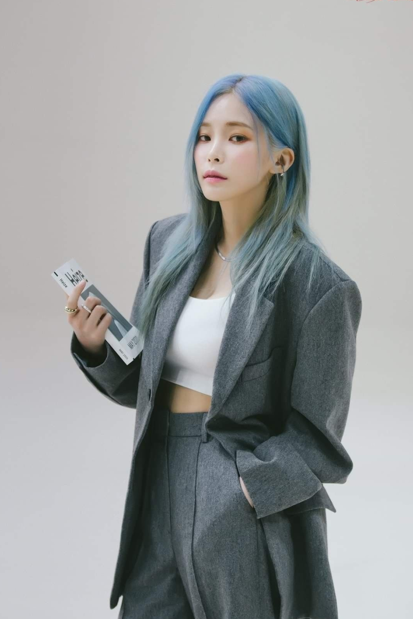 Heize, Kpop artist, Music sensation, Art inspiration, 1320x1970 HD Phone