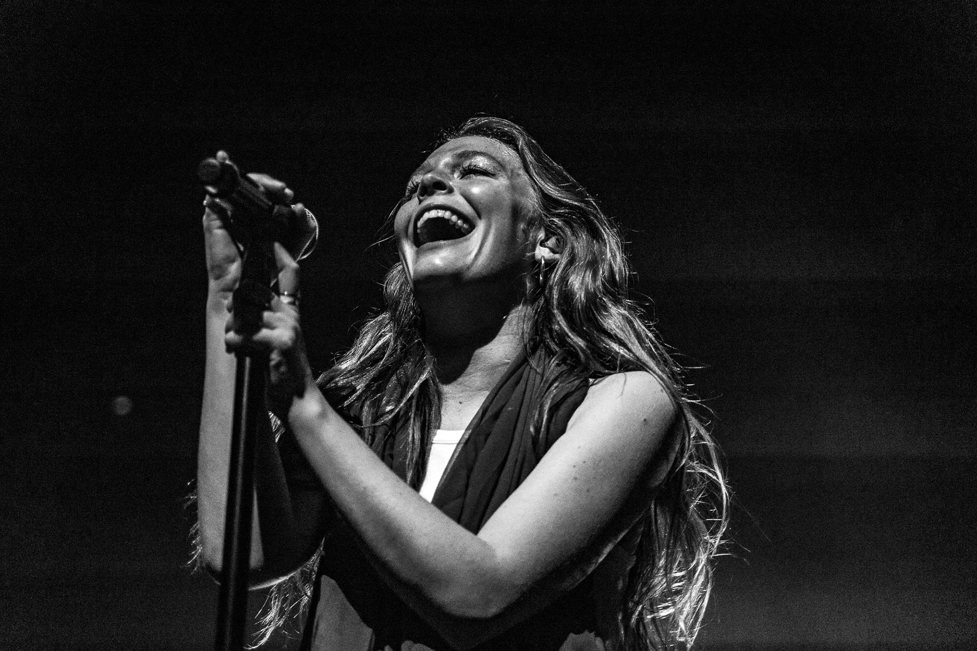 Maggie Rogers, Captivating image, 2022 photo collection, Music sensation, 1920x1280 HD Desktop