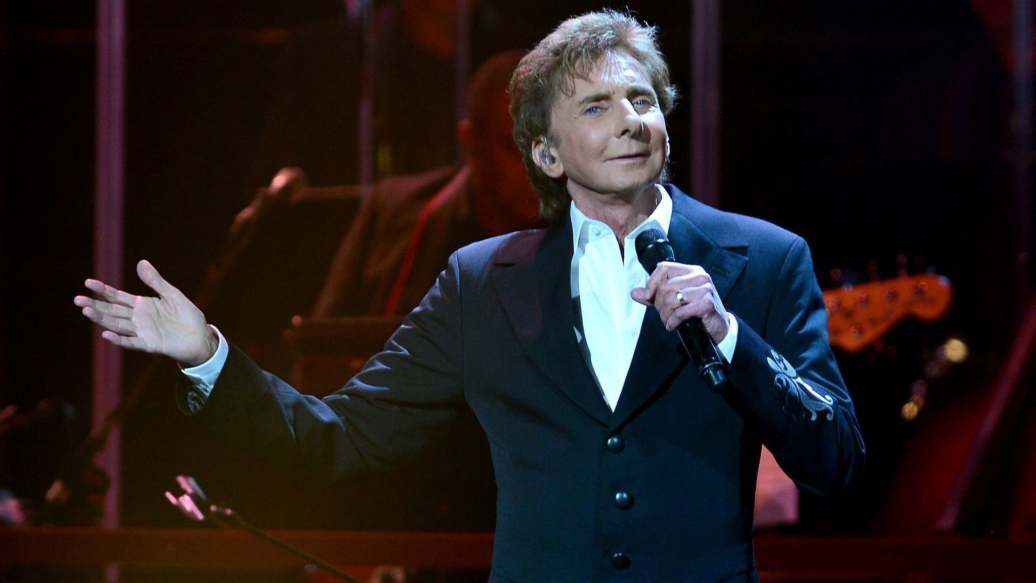 Barry Manilow, Holiday celebration in Orlando, Live performance, Orlando Sentinel, 2050x1160 HD Desktop