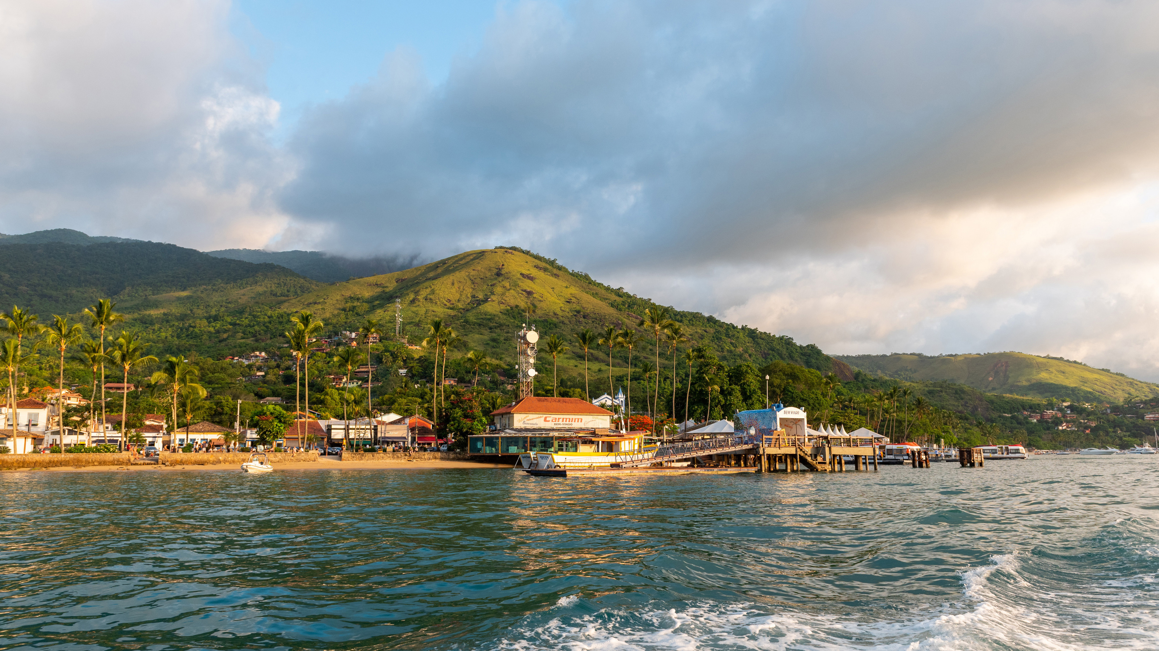 Castries, Hafen mit bootsanleger, Ilhabela in Brasilien, 3840x2160 4K Desktop