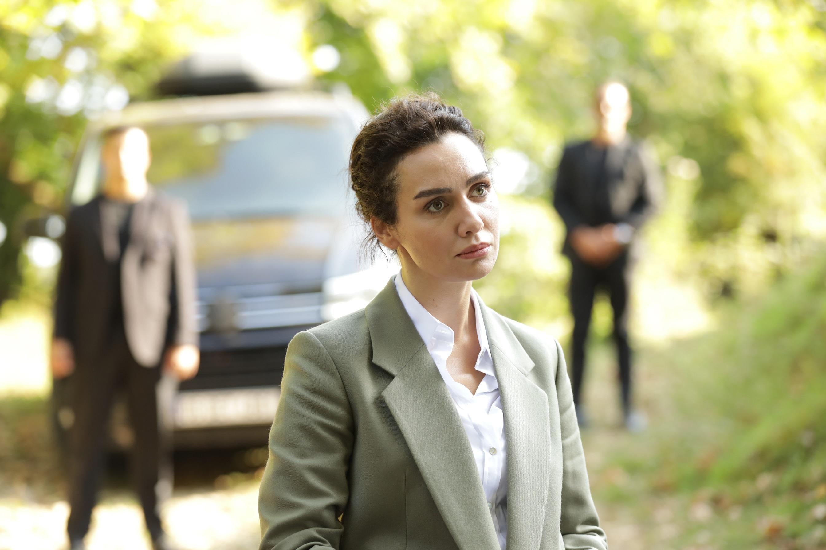 Birce Akalay, Son Yaz, set photos, Fox, 2690x1800 HD Desktop