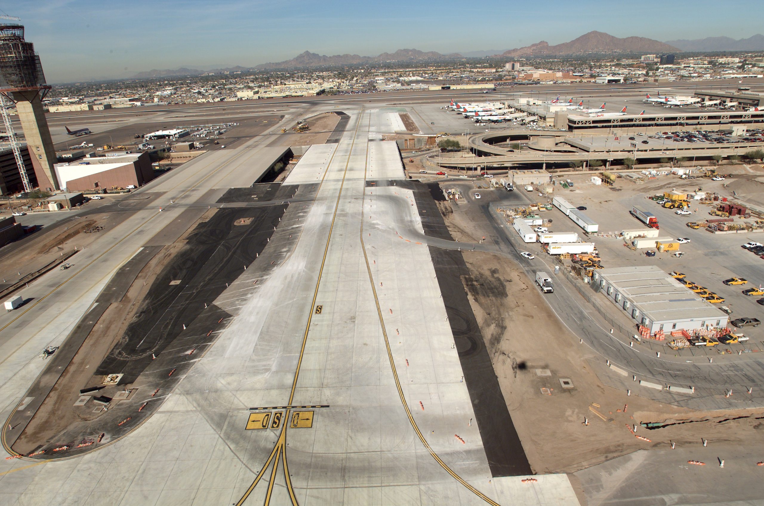 Sky Harbor International Airport, Taxiway reconstruction, Bridge, Kiewit corporation, 2560x1700 HD Desktop