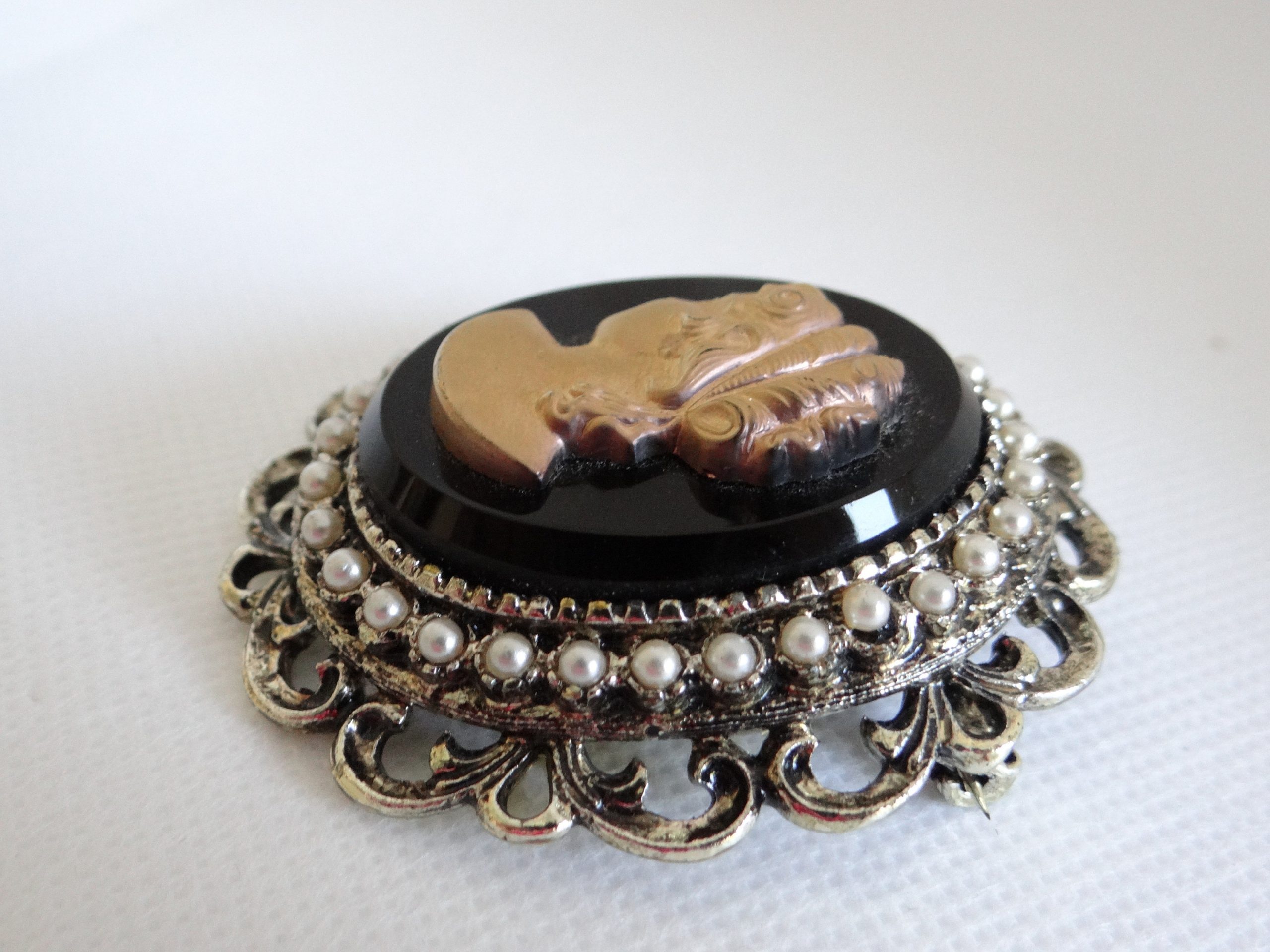 Victorian style cameo brooch, Gold portrait, Black background, Second Wind Vintage, 2560x1920 HD Desktop