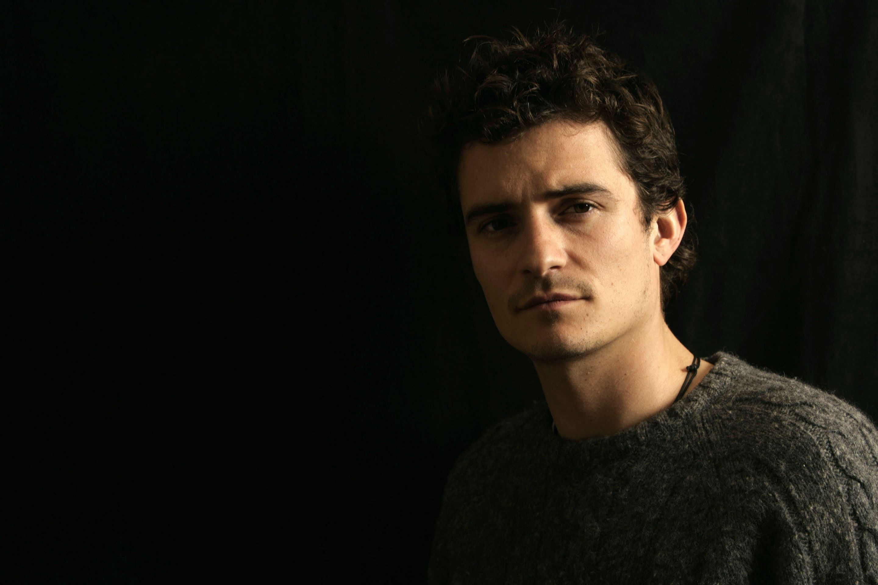 Orlando Bloom, HD background, Striking visuals, Hollywood actor, 2880x1920 HD Desktop