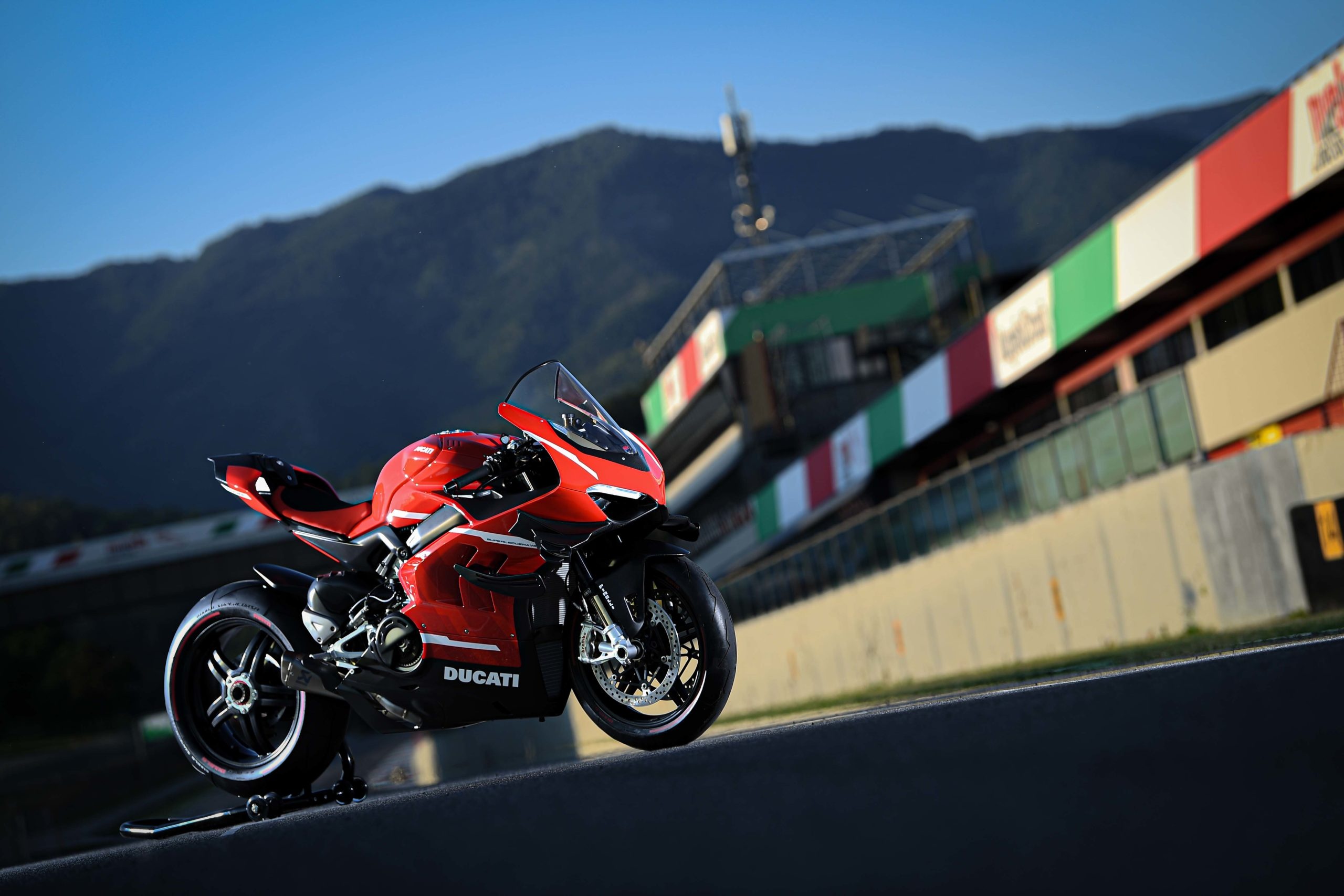 Mugello Circuit, Ducati Superleggera V4 Wallpaper, 2560x1710 HD Desktop