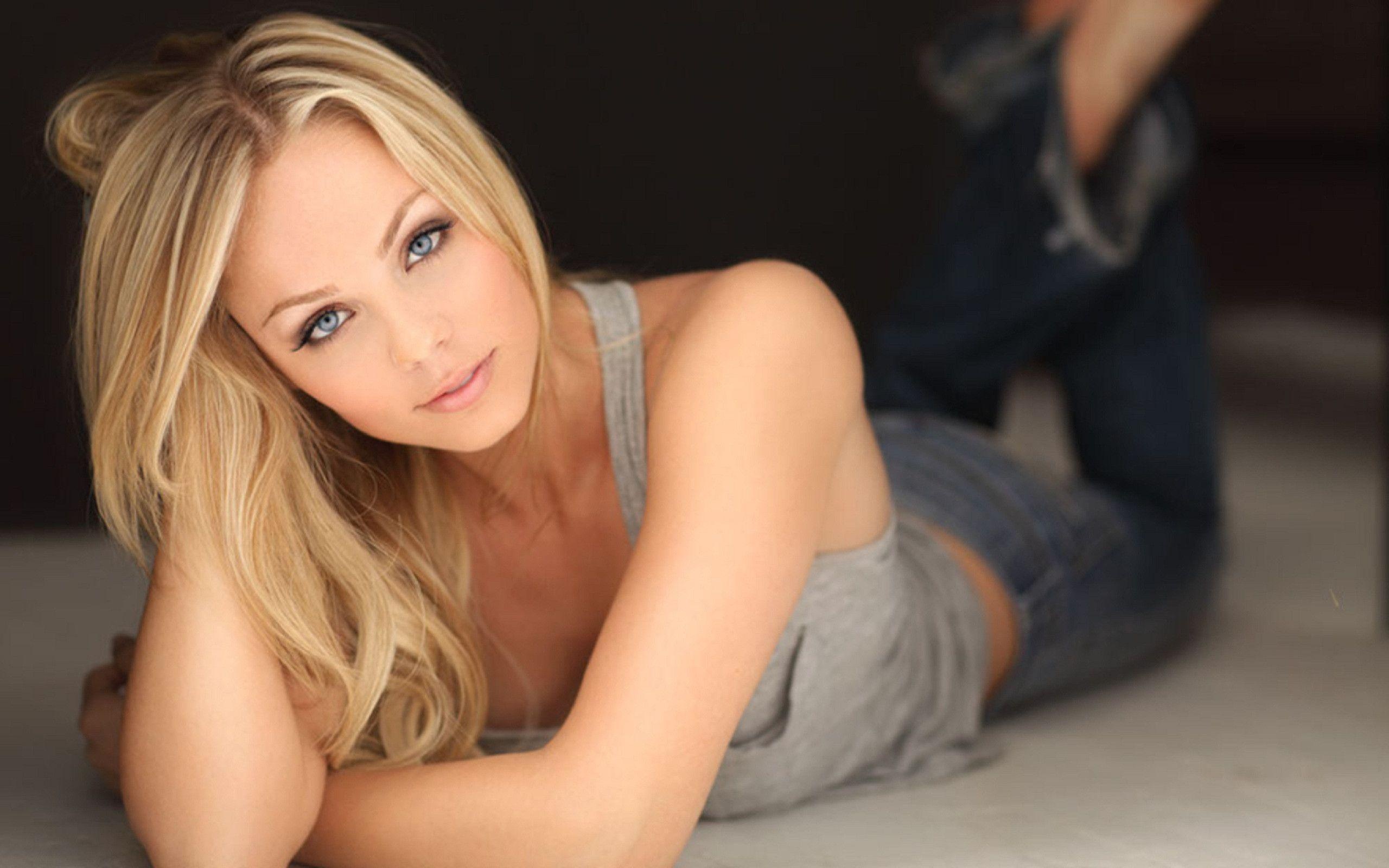 Laura Vandervoort wallpapers, Broken panda, 2560x1600 HD Desktop