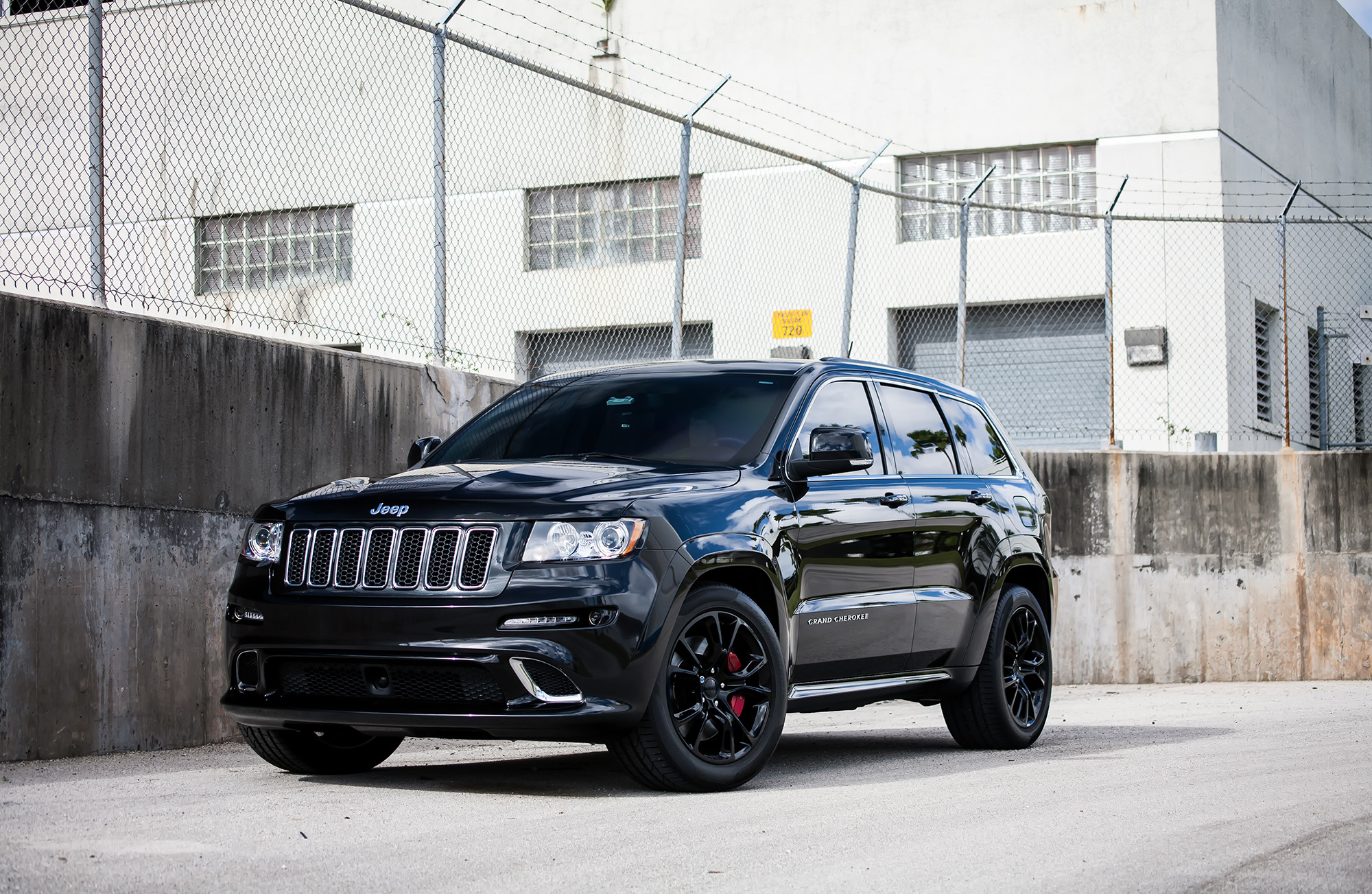 Jeep Cherokee, Rugged appeal, Adventure-ready, Tough performance, 2000x1310 HD Desktop