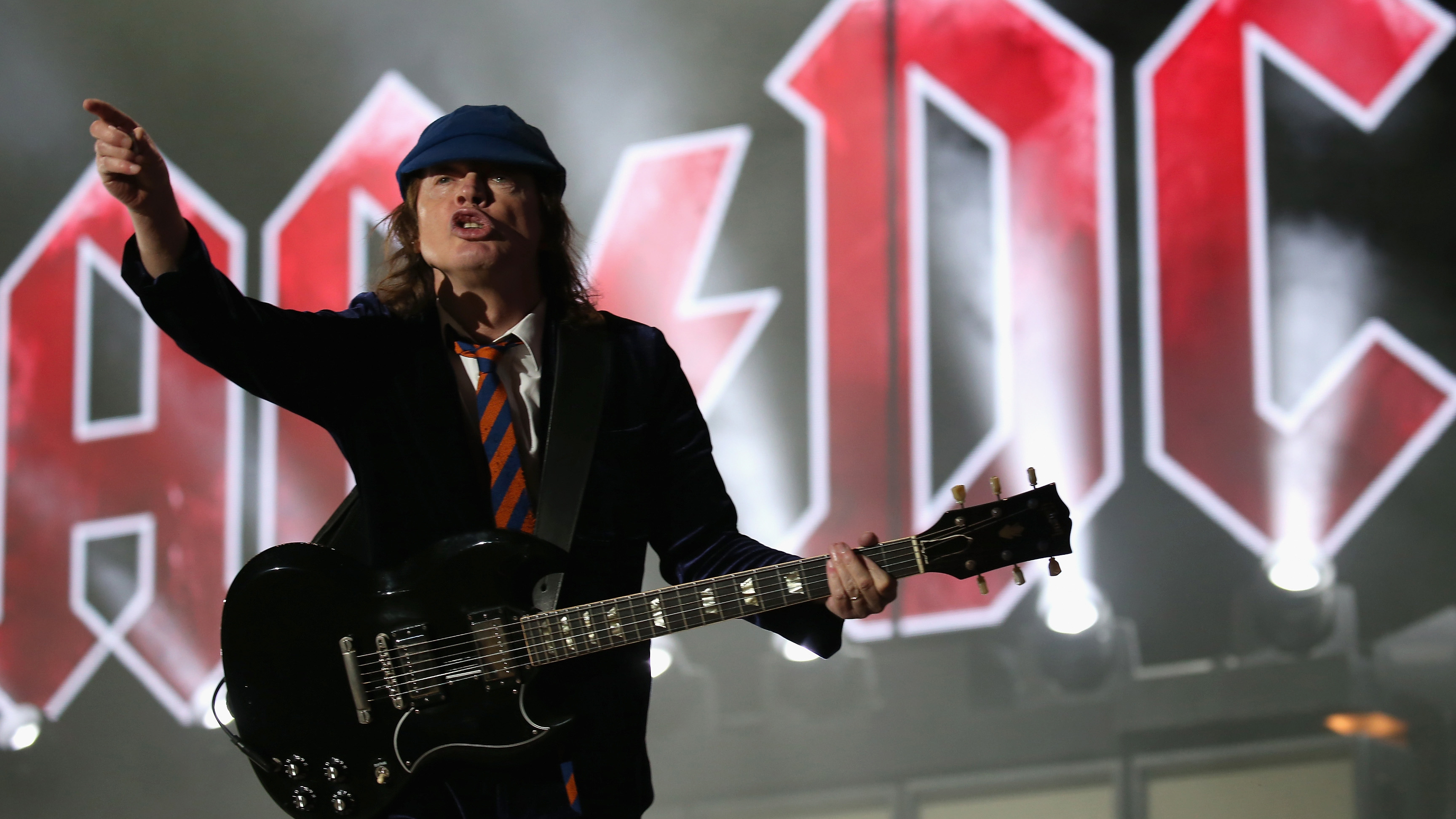 Angus Young, Generous donation, Alzheimer's fundraiser, Fans, 3460x1950 HD Desktop