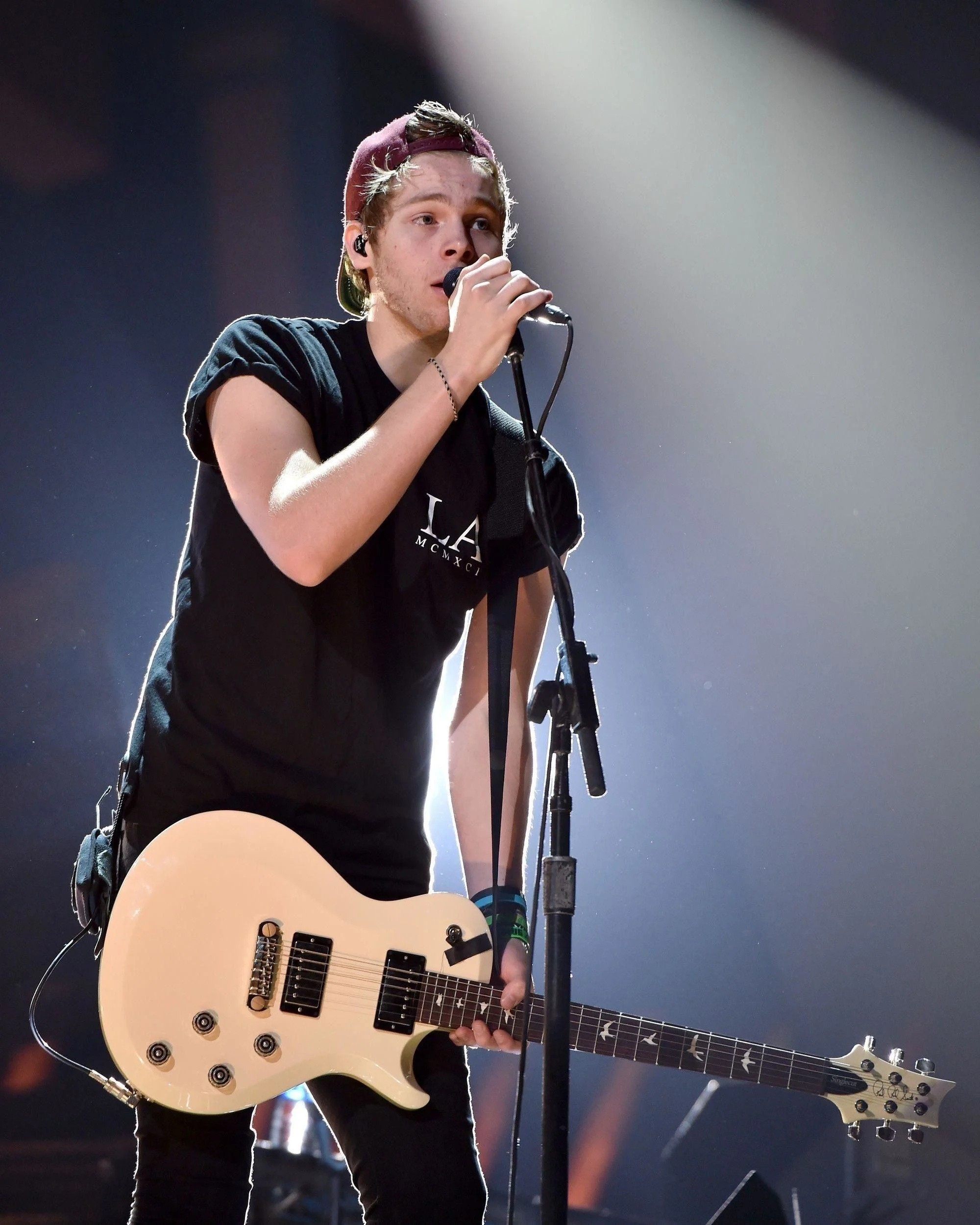 Luke Hemmings, Top wallpapers, Backgrounds, 2000x2500 HD Phone