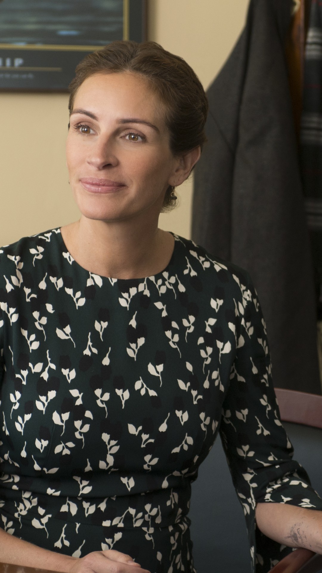 Julia Roberts, Money Monster wallpaper, Hollywood beauty, Captivating performance, 1080x1920 Full HD Phone