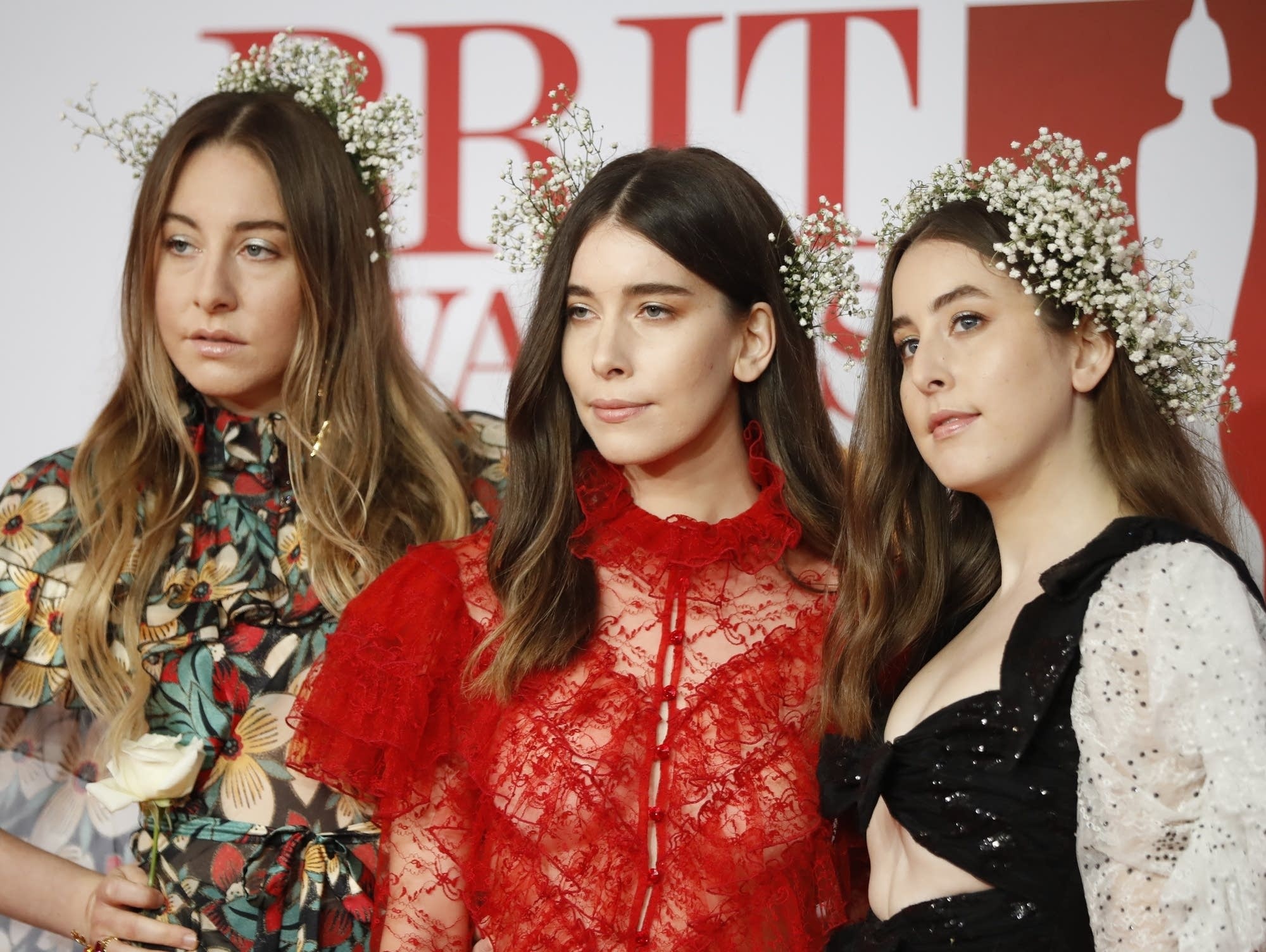 Este Haim, photobombs Liam Payne, 2000x1510 HD Desktop