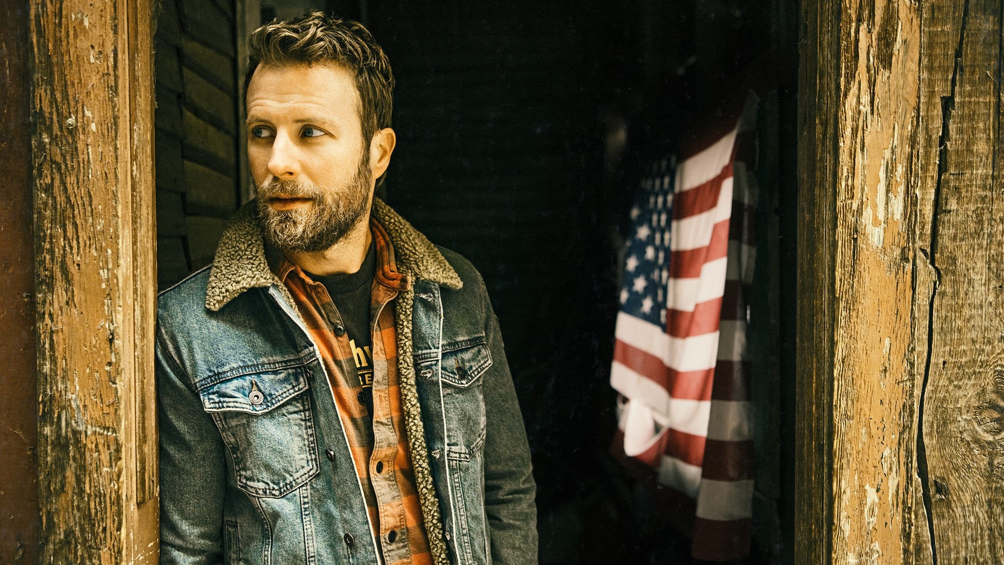 Dierks Bentley, Music critic, Mountain, Fearless creativity, 2050x1160 HD Desktop