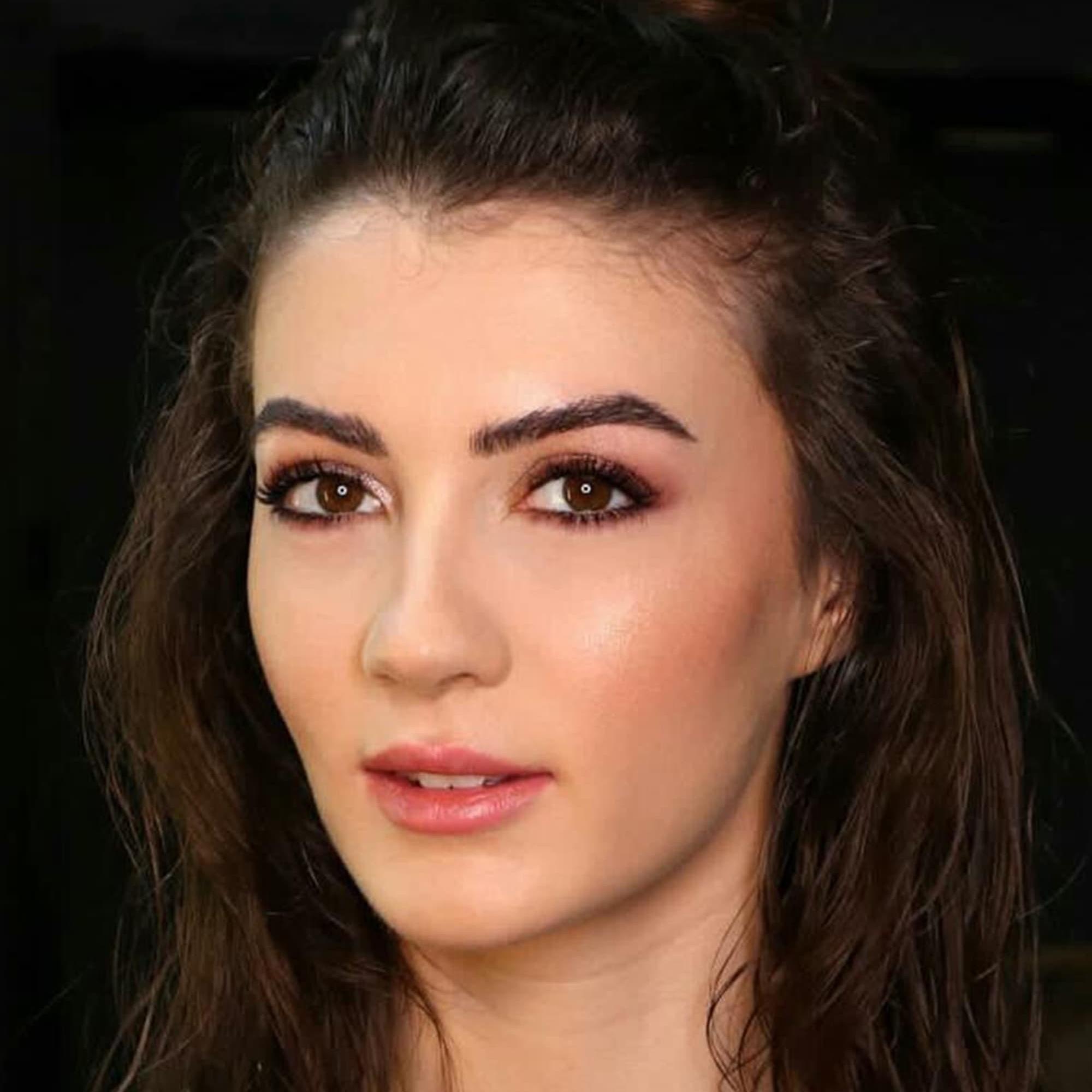 Burcu Ozberk, TV Shows, Plex, Movies, 2000x2000 HD Phone