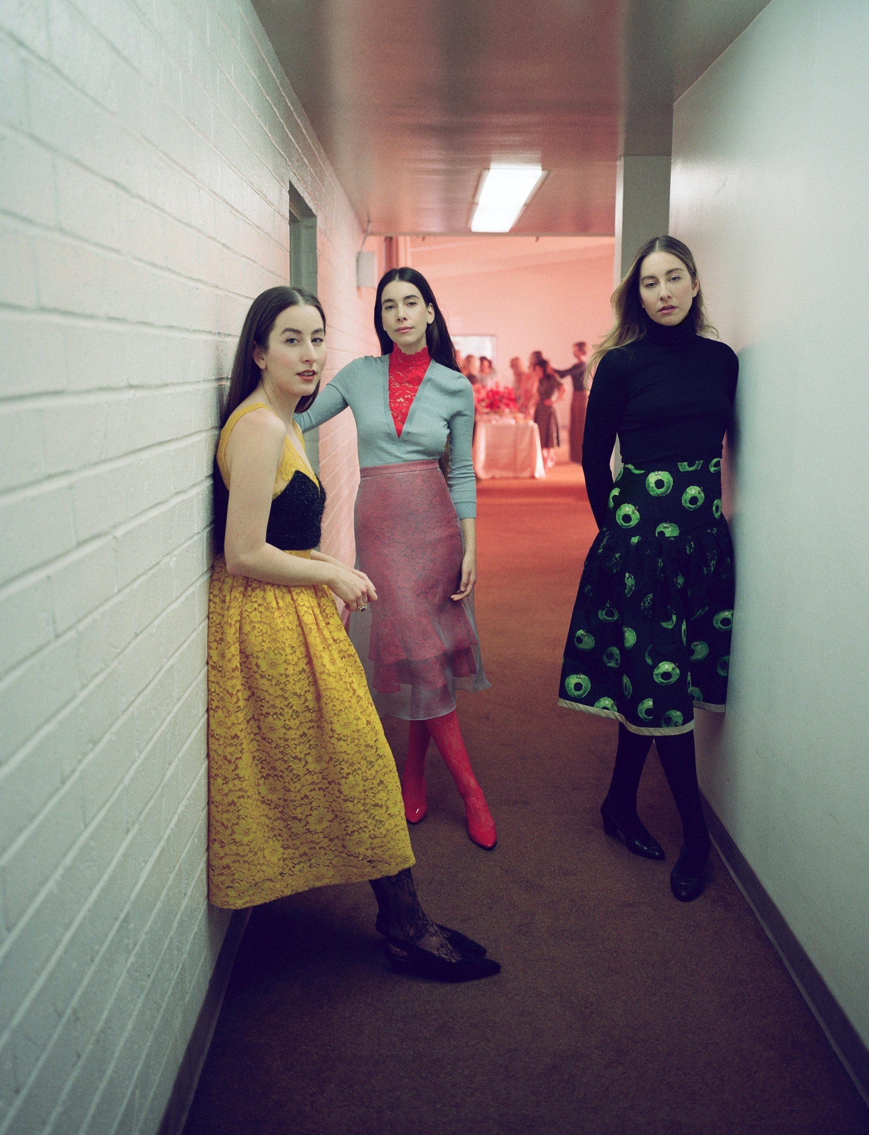 Haim, Lost track, new music video, 1730x2250 HD Phone