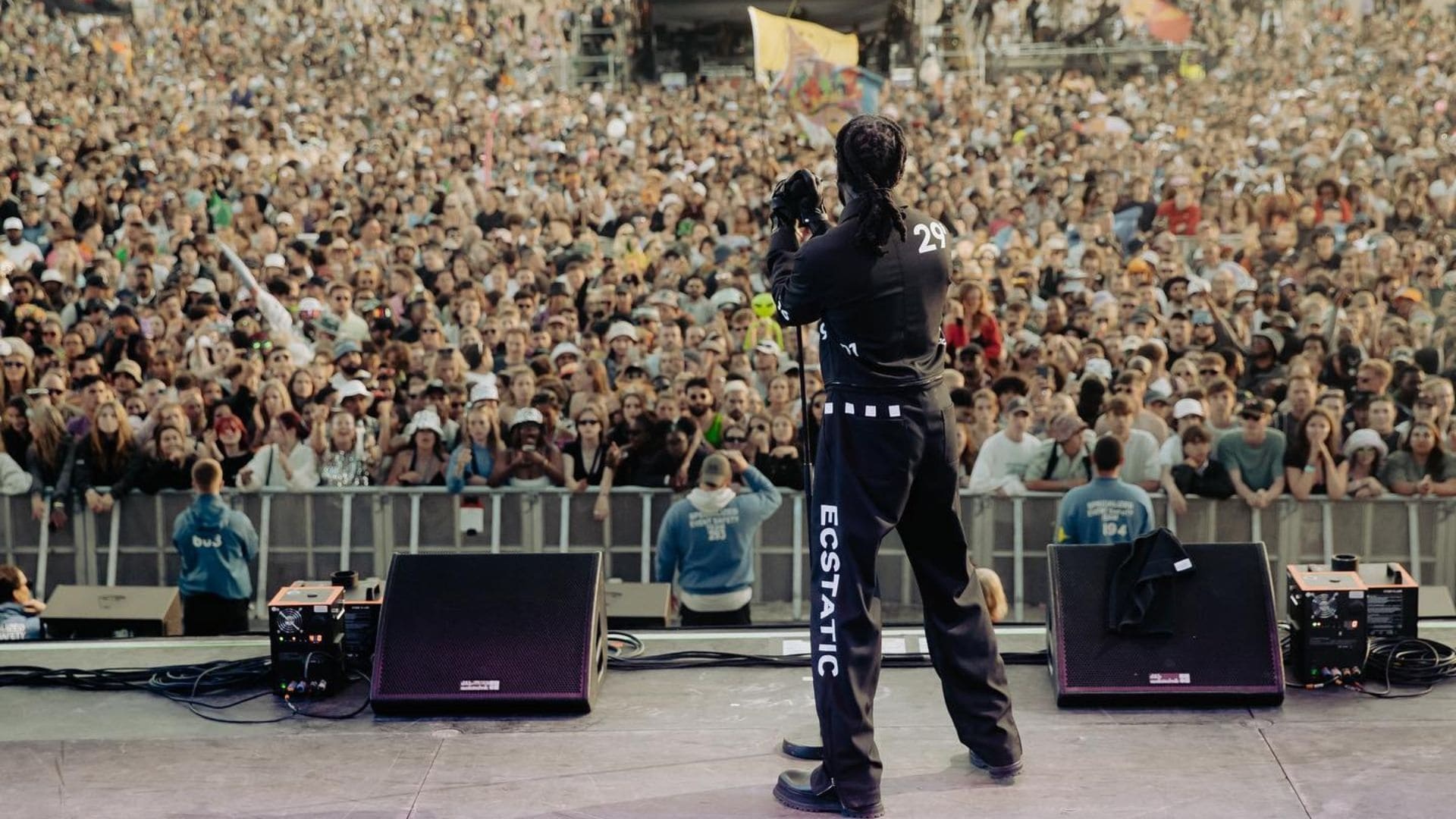 Burna Boy, Nigerian singer, Vibrant stage presence, Musical innovation, 1920x1080 Full HD Desktop