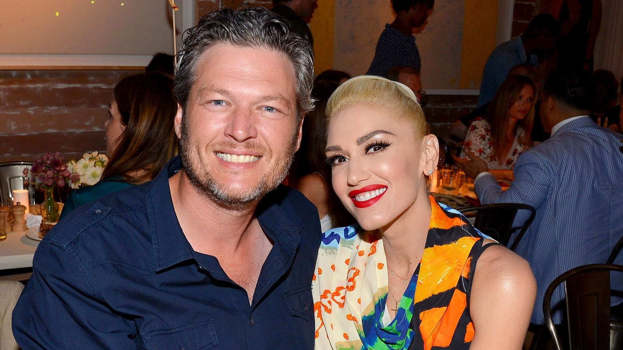 Gwen Stefani, Blake Shelton, Festive baking, Inspiring goals, 2050x1160 HD Desktop