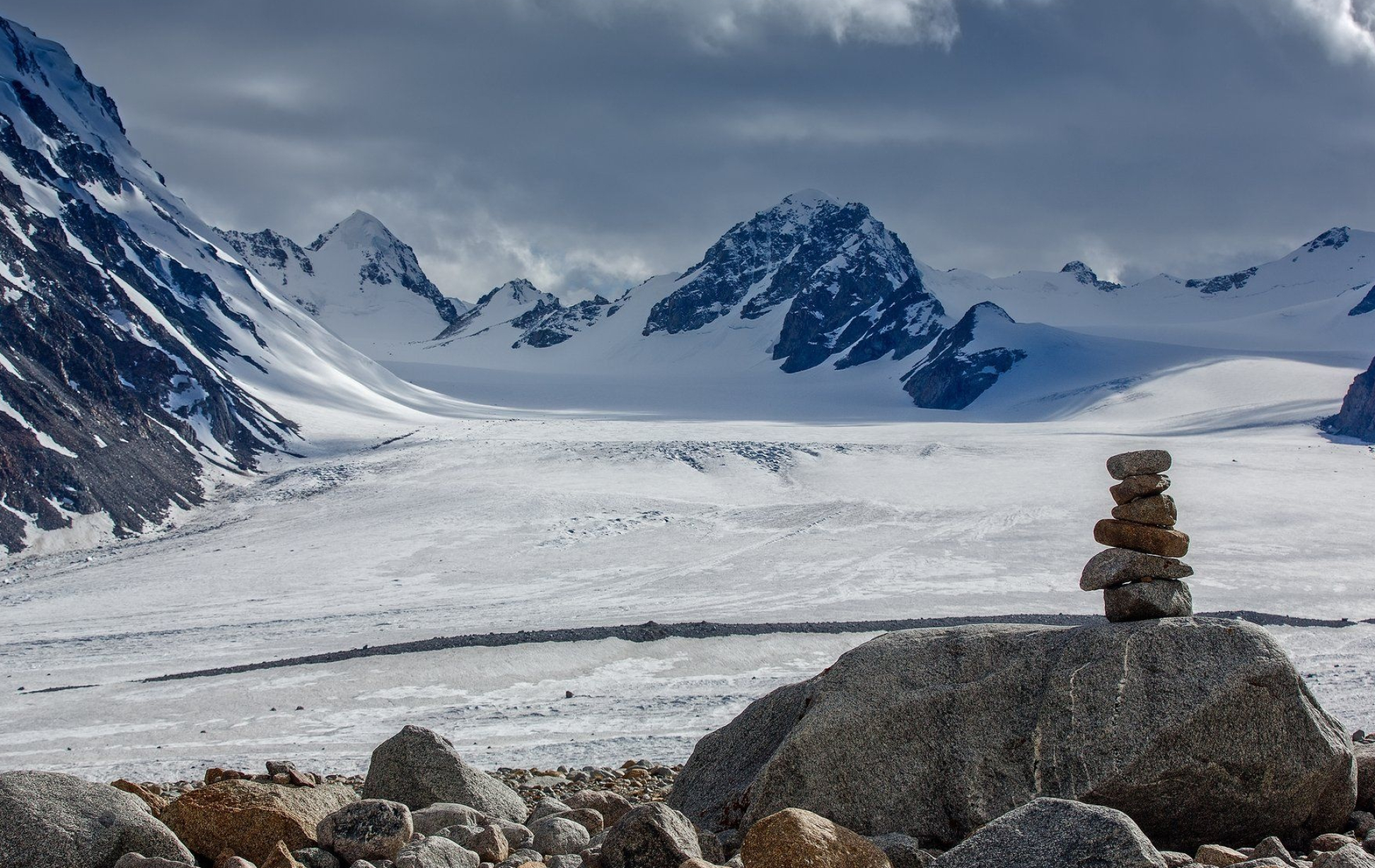 Altai Mountains, Majestic national park, Breathtaking scenery, Mongolia's natural beauty, 1950x1230 HD Desktop