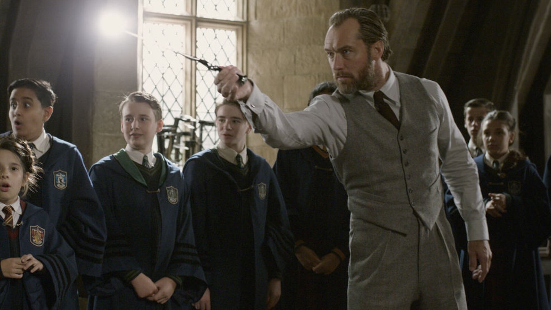 Fantastic Beasts 3, Jude Law's Dumbledore, Hogwarts adventure, GeekTyrant, 1920x1080 Full HD Desktop