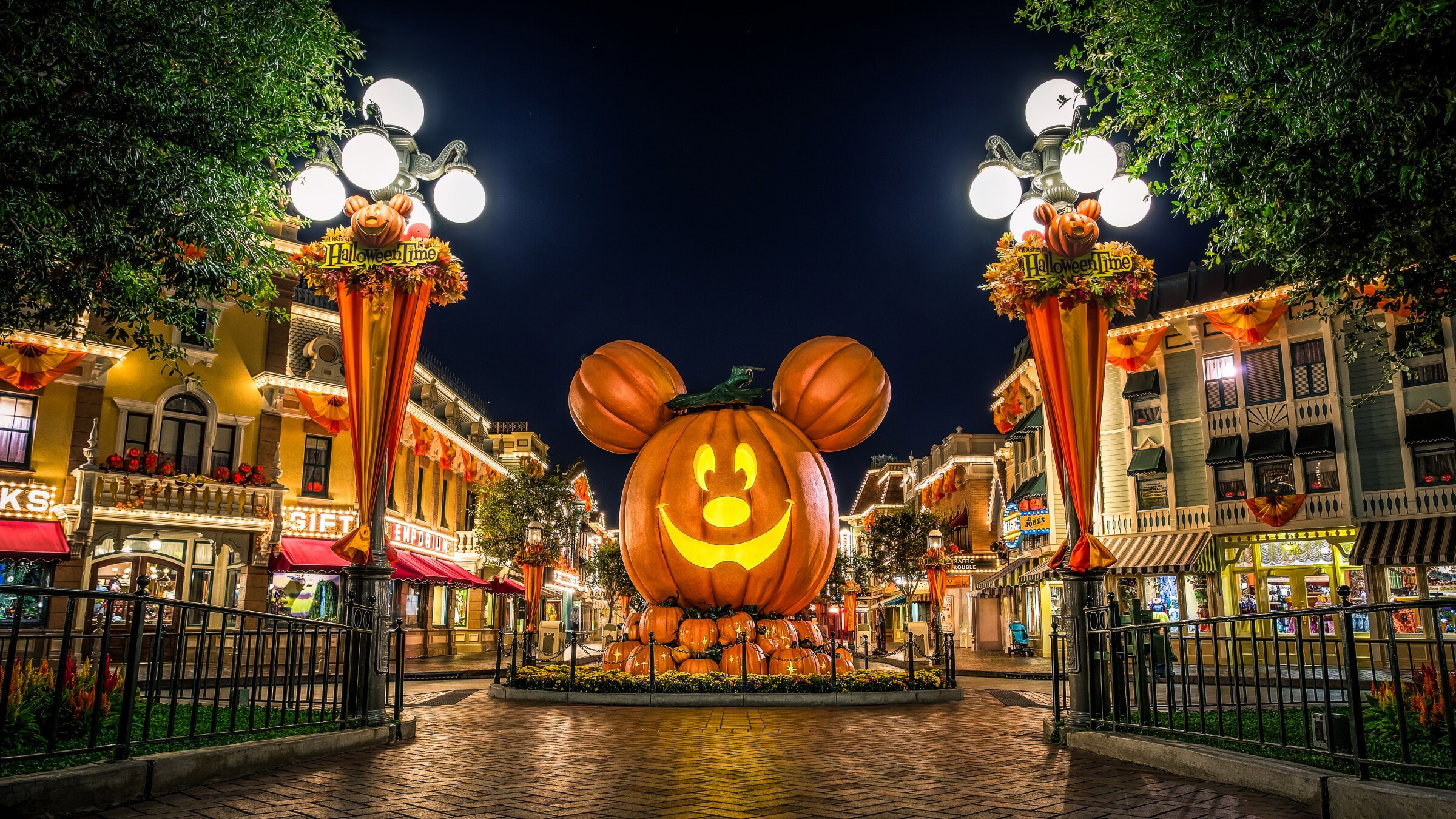 Disneyland, Halloween Wallpaper, 2400x1350 HD Desktop