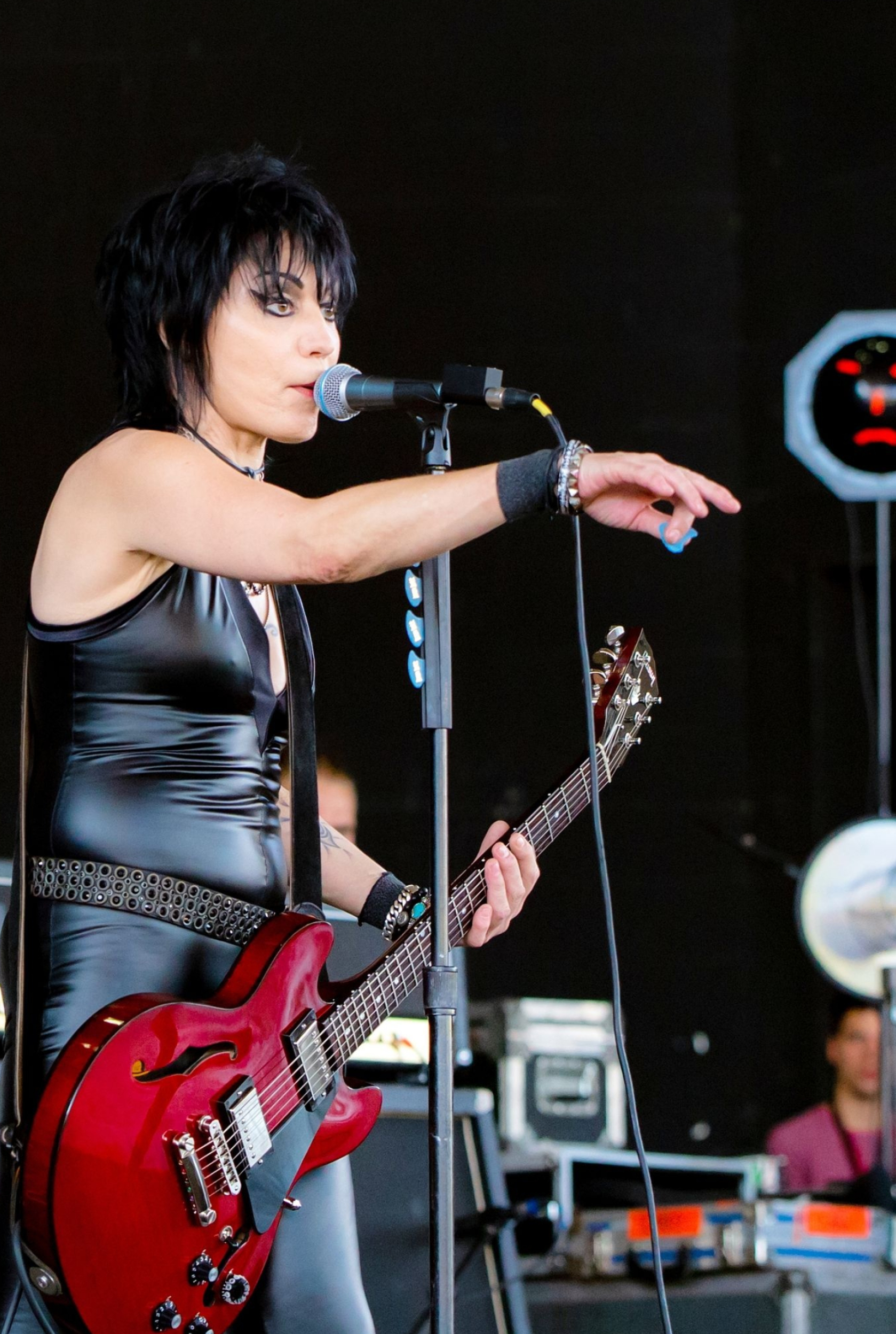 Joan Jett, Queen of rock, Fierce rockstar, Captivating performer, 1680x2500 HD Phone