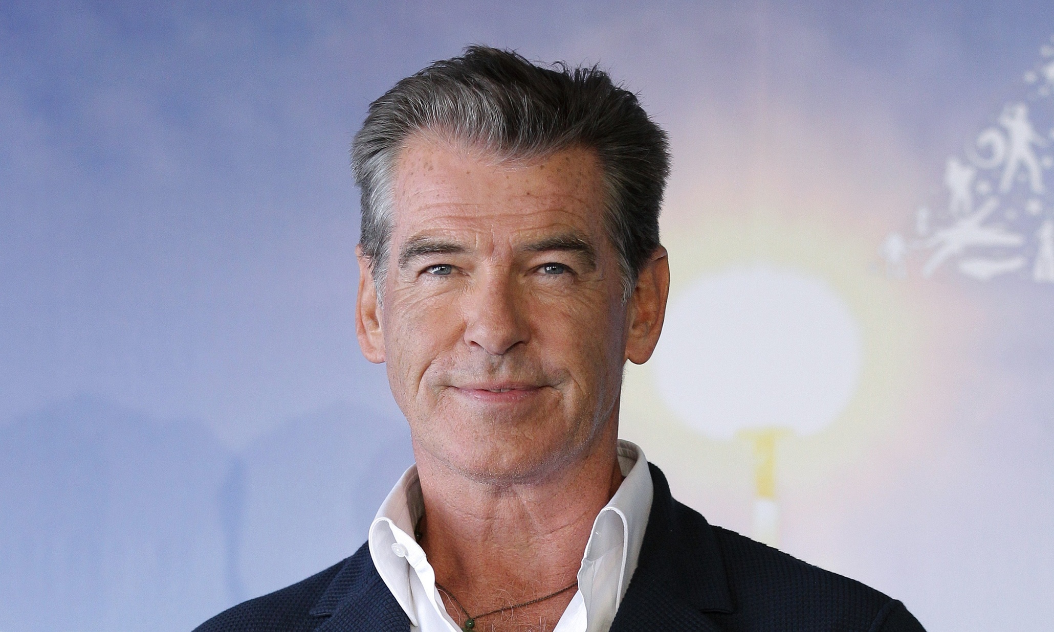 Pierce Brosnan, Hombre VIP actor, British actor, Charismatic star, 2060x1240 HD Desktop