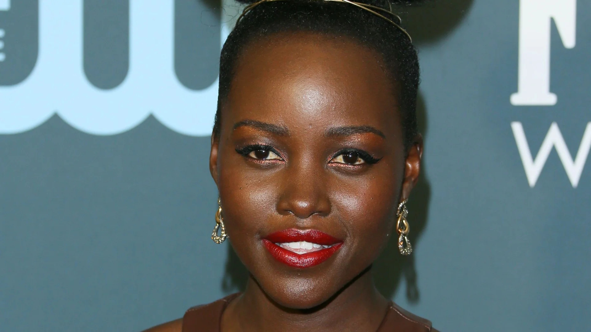 Lupita Nyong'o, Critics choice awards, Trendy hairstyle, Hair inspiration, 1920x1080 Full HD Desktop