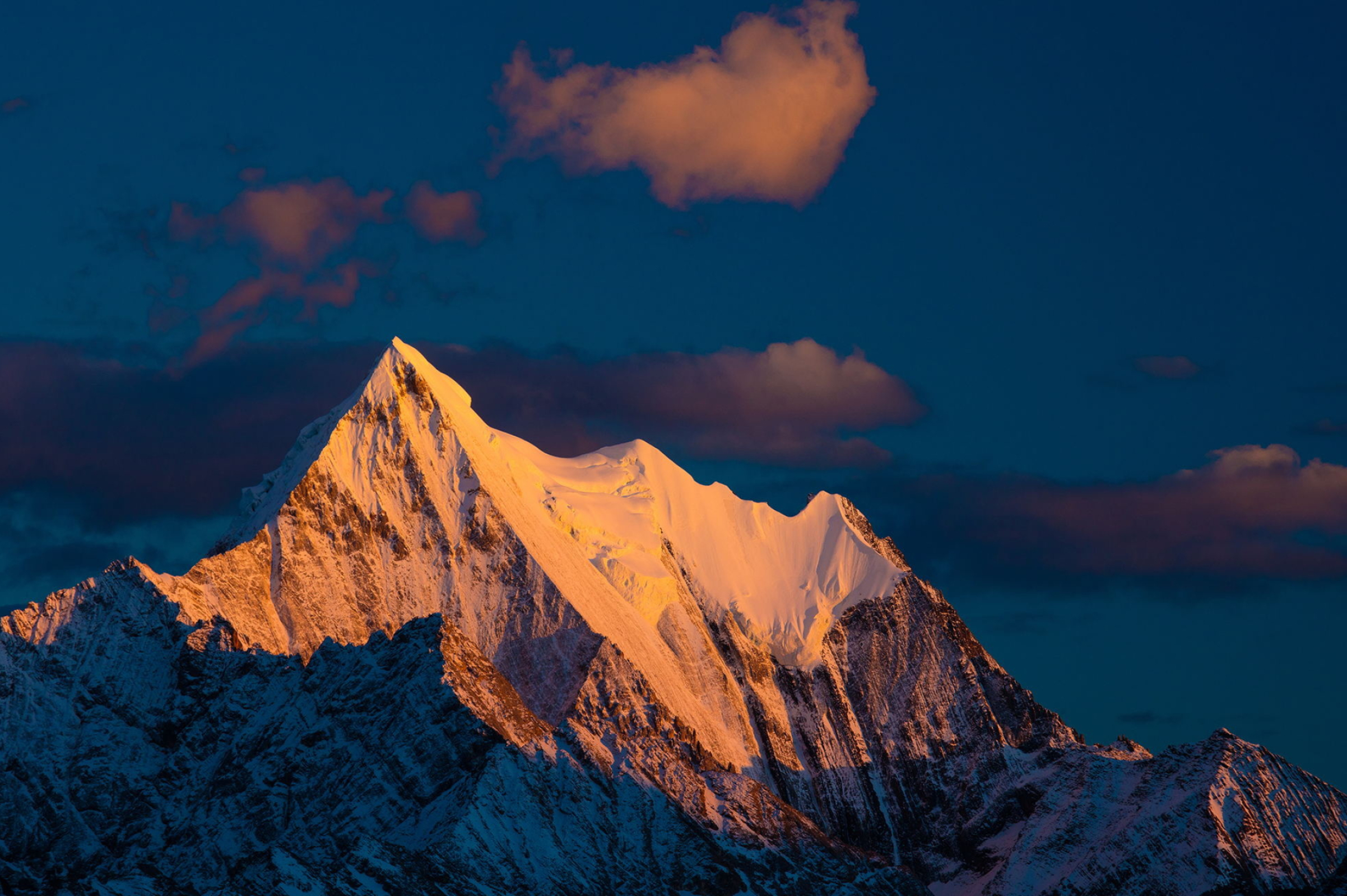 Hengduan Mountains, Majestic peaks, Unique biodiversity, Qinghai-Tibet Plateau, 2410x1600 HD Desktop