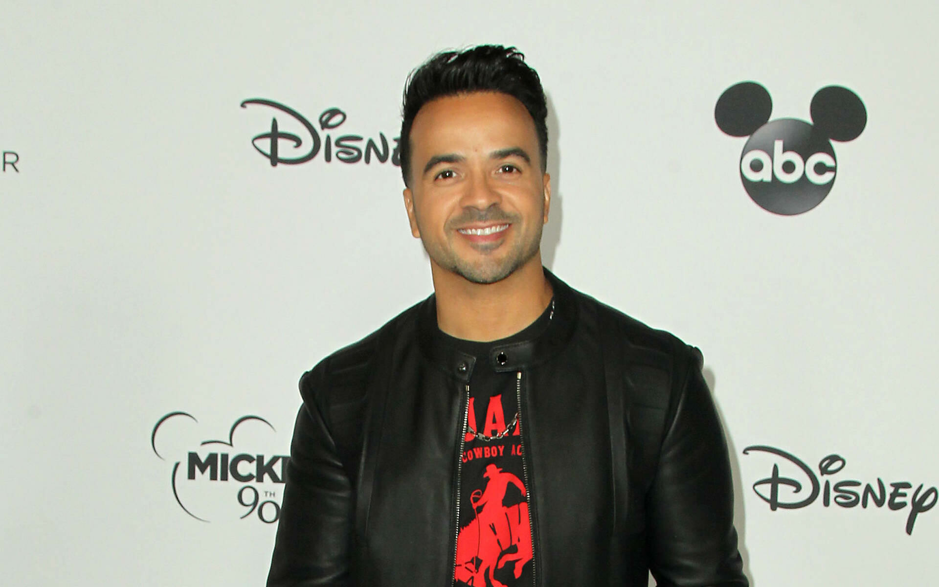 Mickey's 90th Spectacular, Luis Fonsi Wallpaper, 1920x1200 HD Desktop