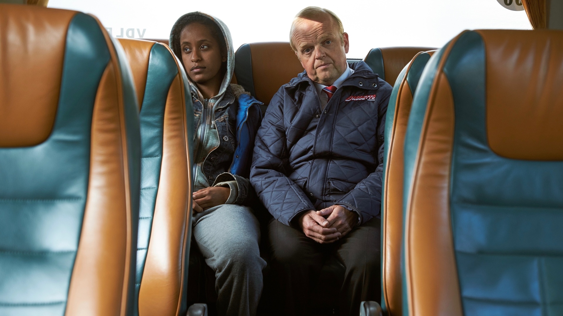 Toby Jones, Bognor Regis, Comedy tensions, Coach class, 1920x1080 Full HD Desktop