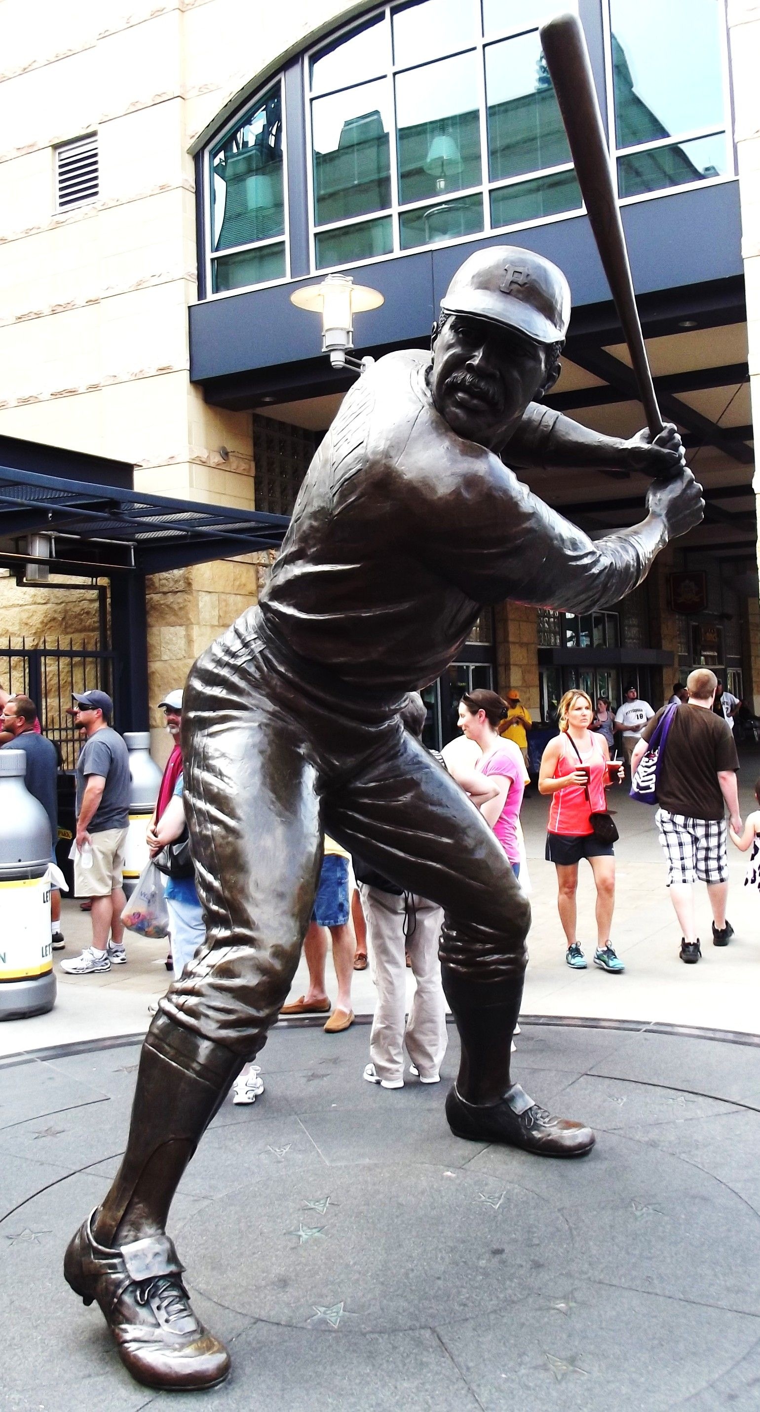 Willie Stargell statue, Pittsburgh Wallpaper, 1540x2870 HD Phone