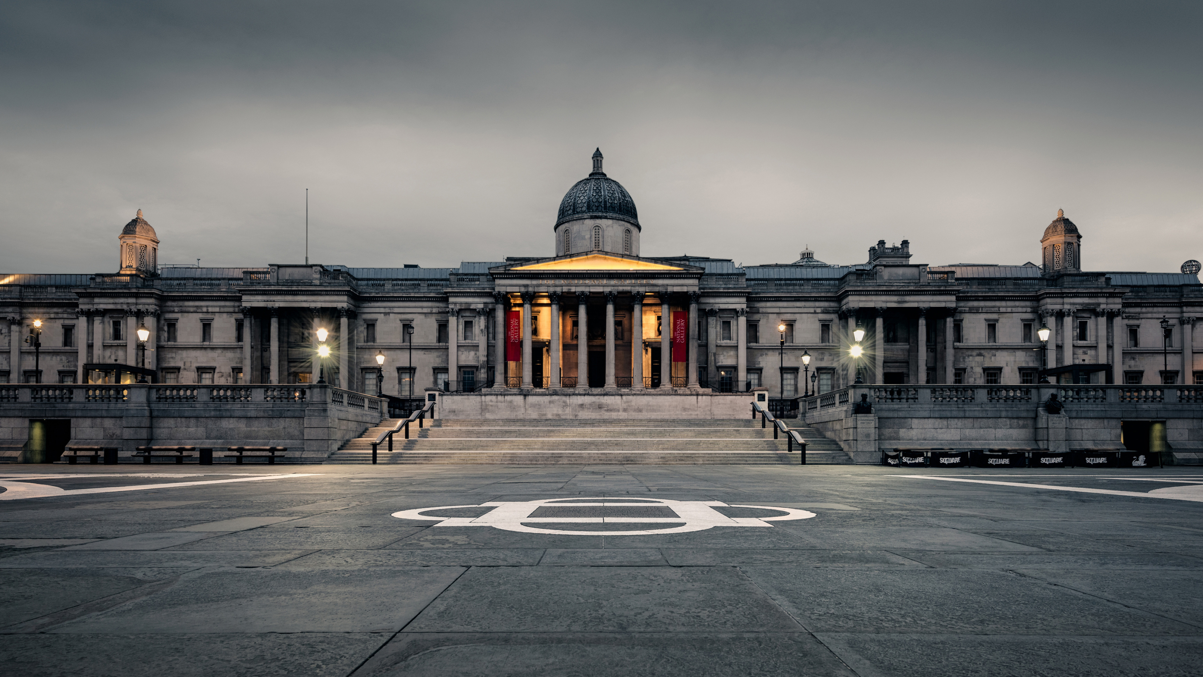 Trafalgar Square, Vibrant city life, Beautiful architecture, Tourist hotspot, 3840x2160 4K Desktop