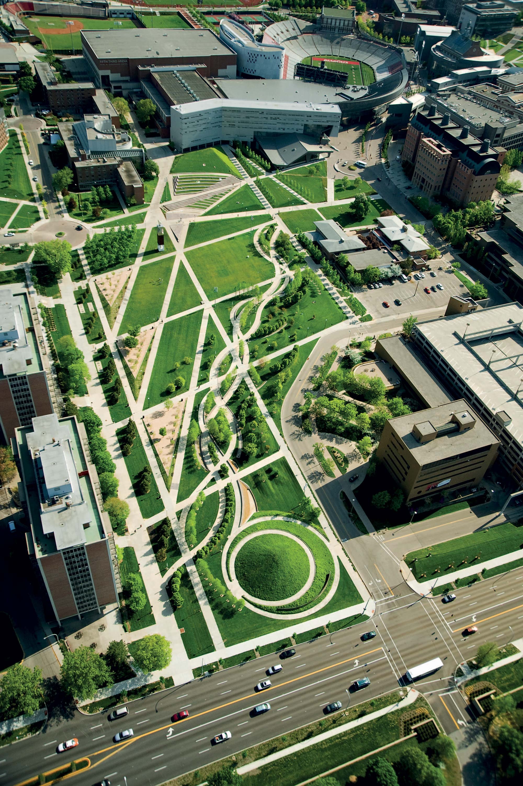 Cincinnati, Ohio travels, University of Cincinnati, Campus green, 2000x3010 HD Phone