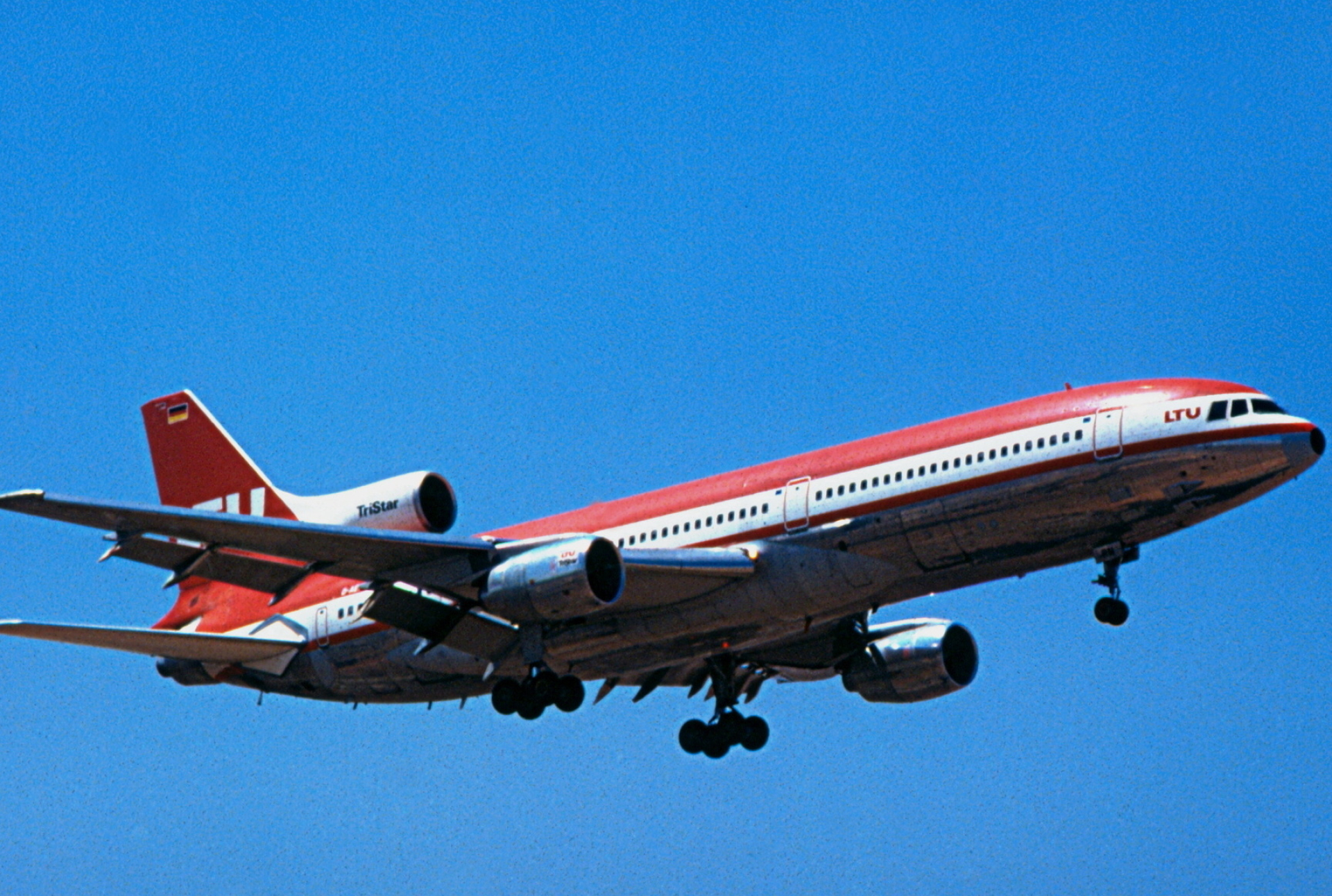 Lockheed L-1011, Aerial wonder, Skies of freedom, Flight perfection, 1920x1300 HD Desktop