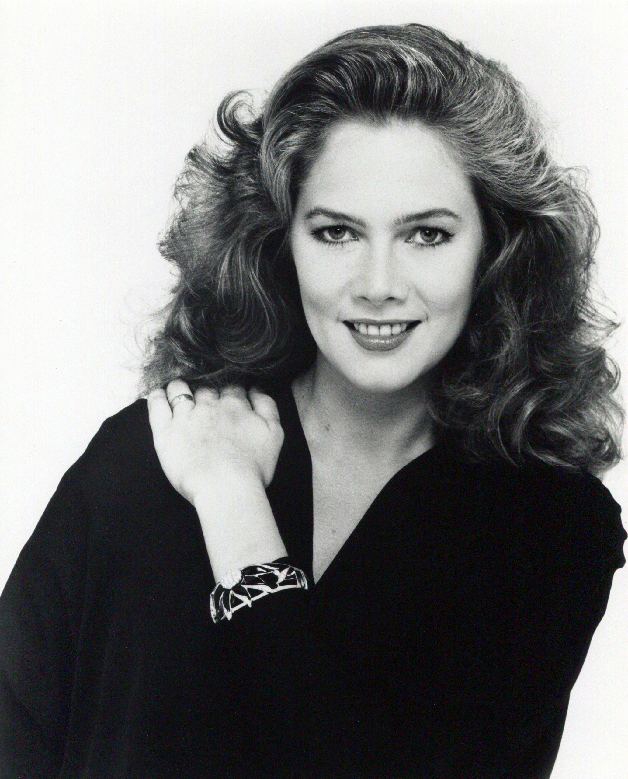 Kathleen Turner, Captivating presence, Stunning photo, Fan enthusiasm, 2070x2560 HD Phone