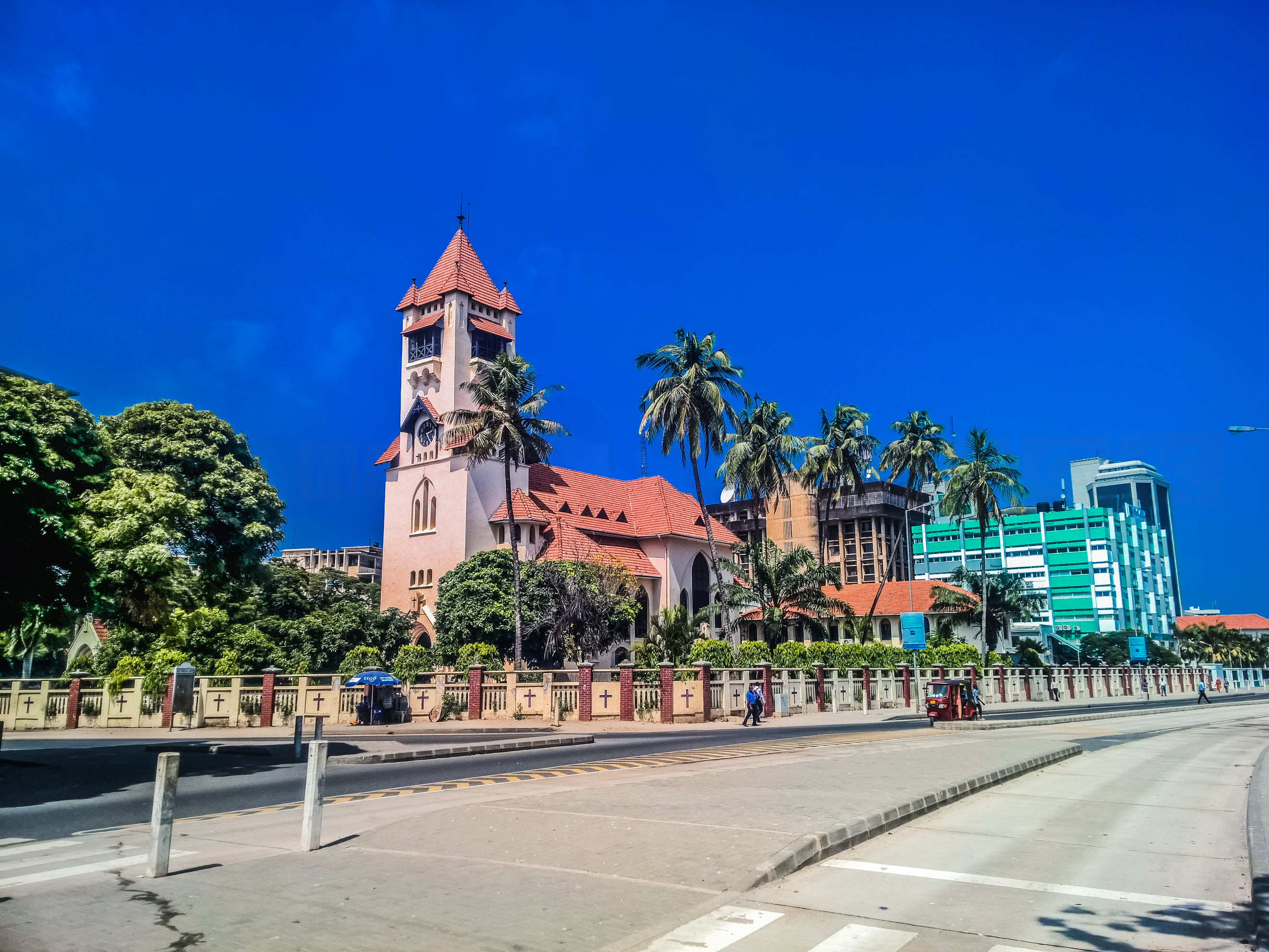 Dar es Salaam, One man wolf pack, Tanzania, 2650x1990 HD Desktop