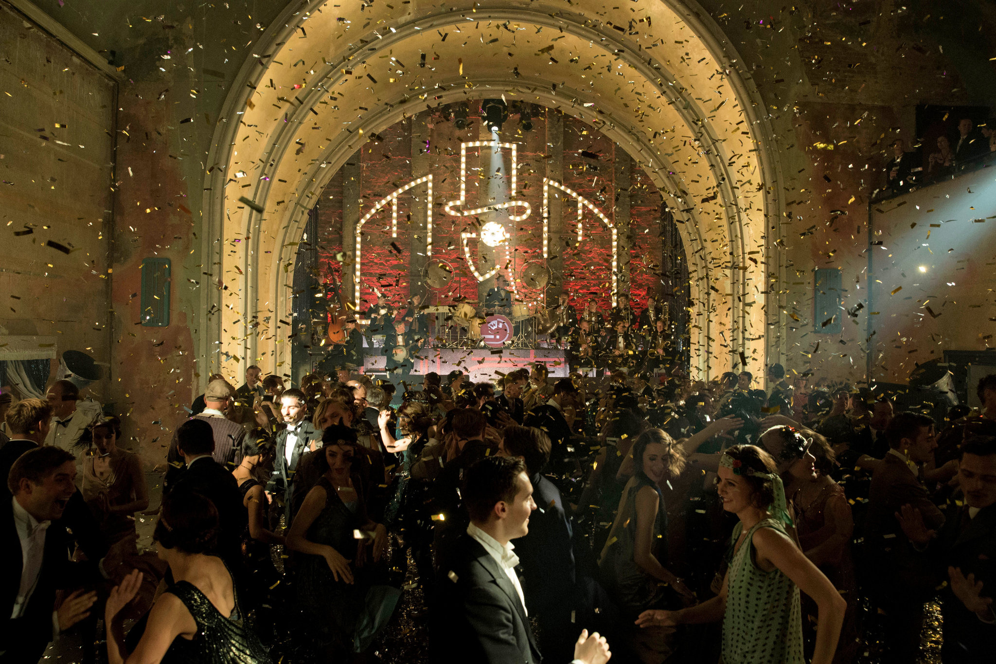 Babylon Berlin, Bingeable drama, The New York Times, 2050x1370 HD Desktop