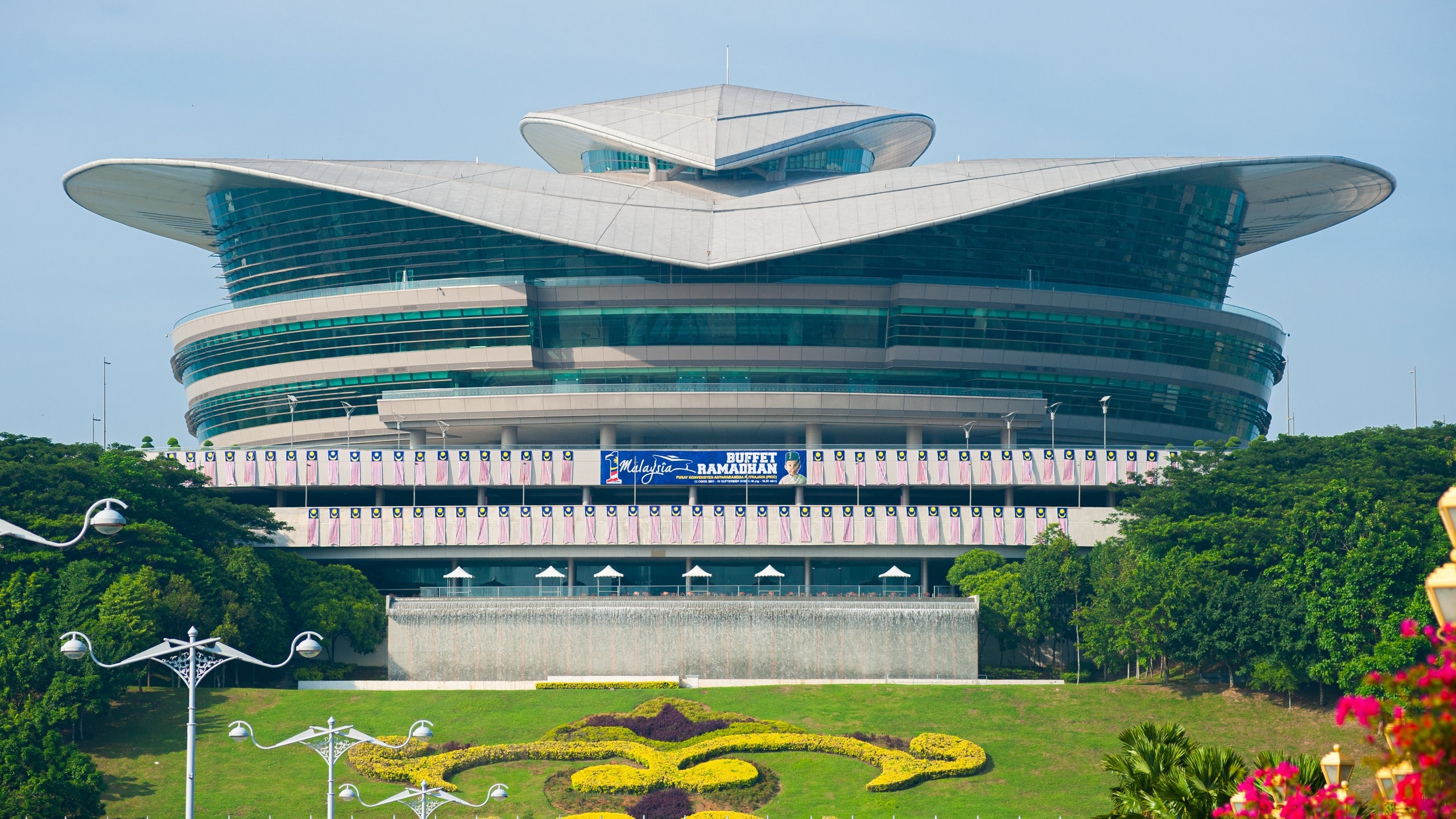 Putrajaya, Travel guide, Kuala Lumpur's neighbor, Exquisite beauty, 2560x1440 HD Desktop