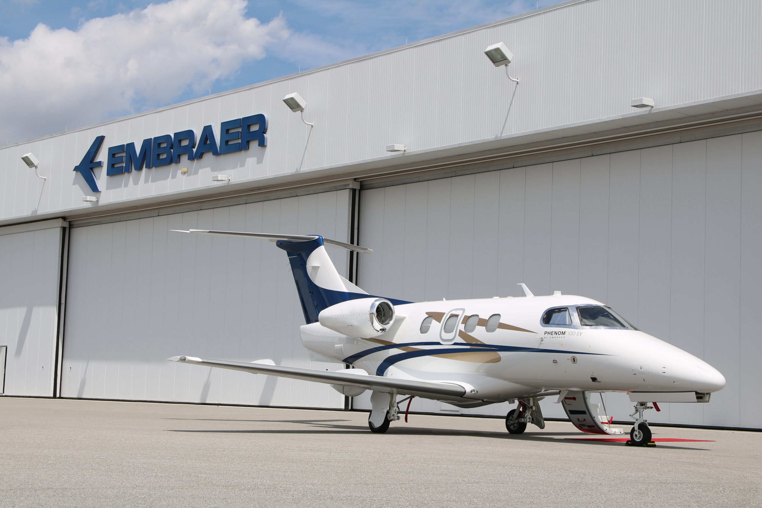 Embraer Phenom, First delivery, Pilot & Plane magazine, 2560x1710 HD Desktop