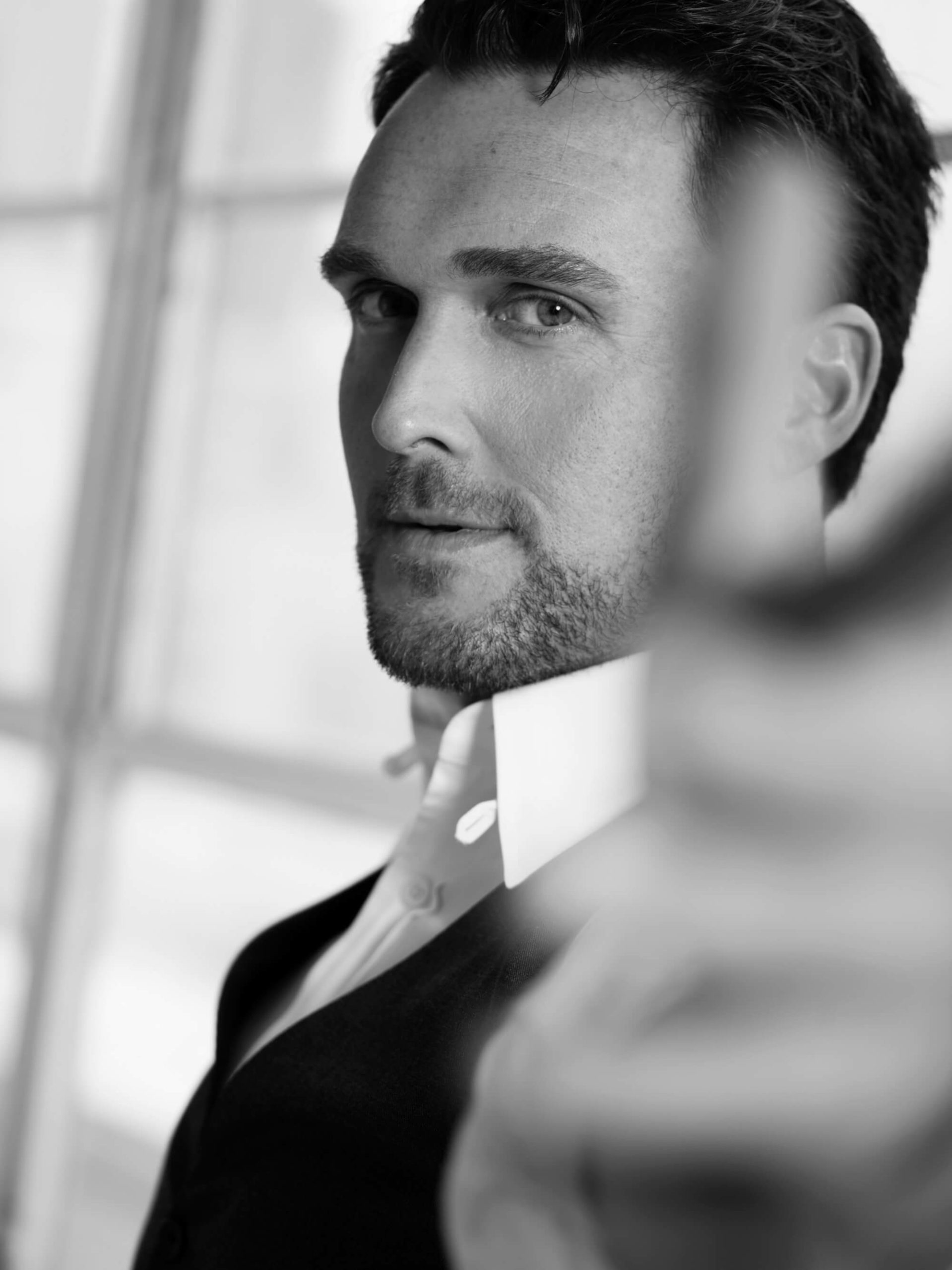 Owain Yeoman, Actor photography, LA life, 1920x2560 HD Phone