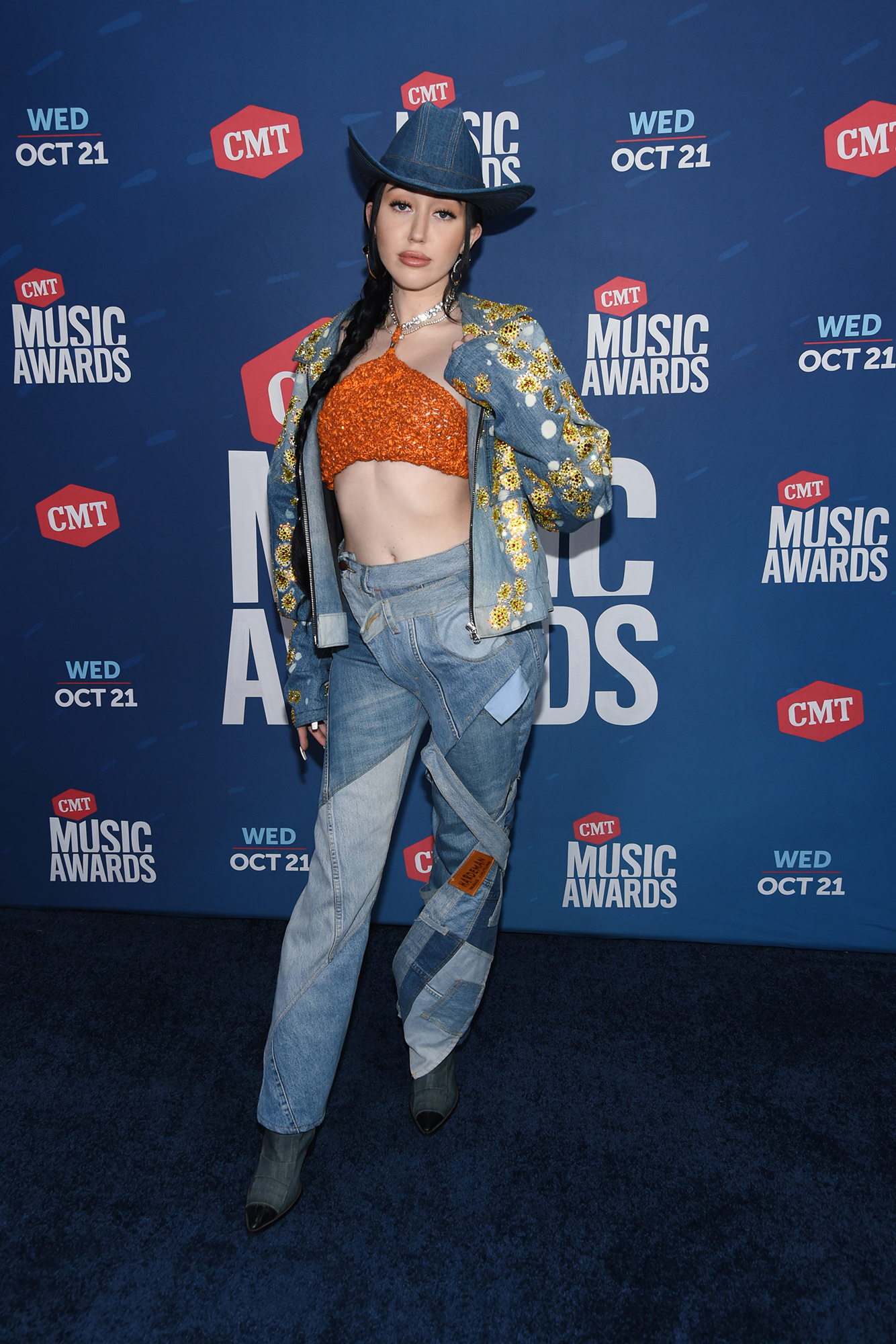 Noah Cyrus celebs, Strips down, CMT awards, Performance, 1340x2000 HD Phone