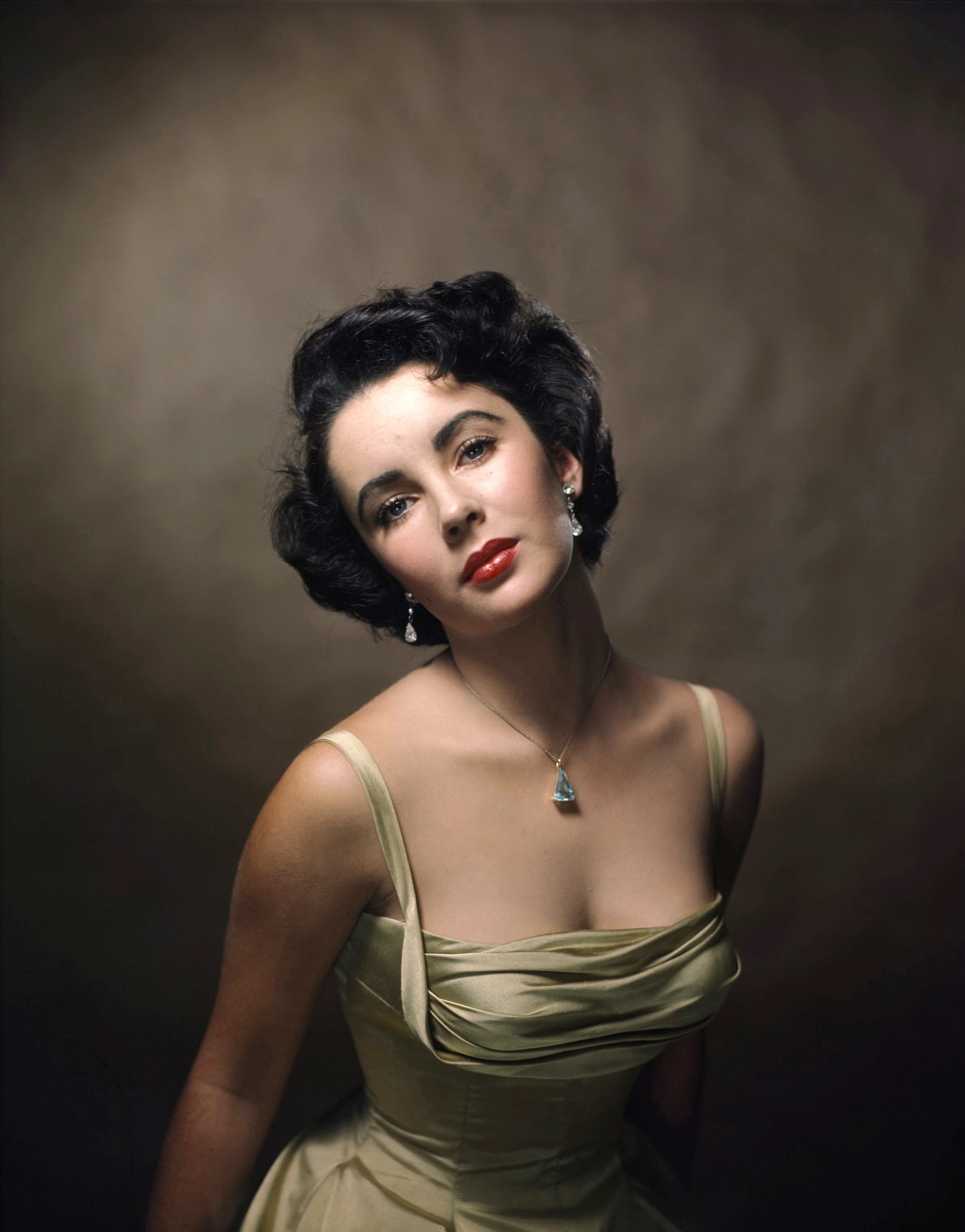 Elizabeth Taylor, Iconic Halsman portrait, Behind the photo, 2010x2560 HD Phone