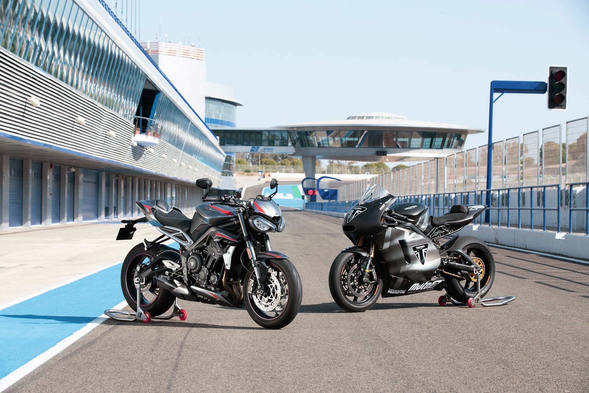 Street Triple RS vs Daytona 765, Triumph Street Triple RS Wallpaper, 2020x1350 HD Desktop