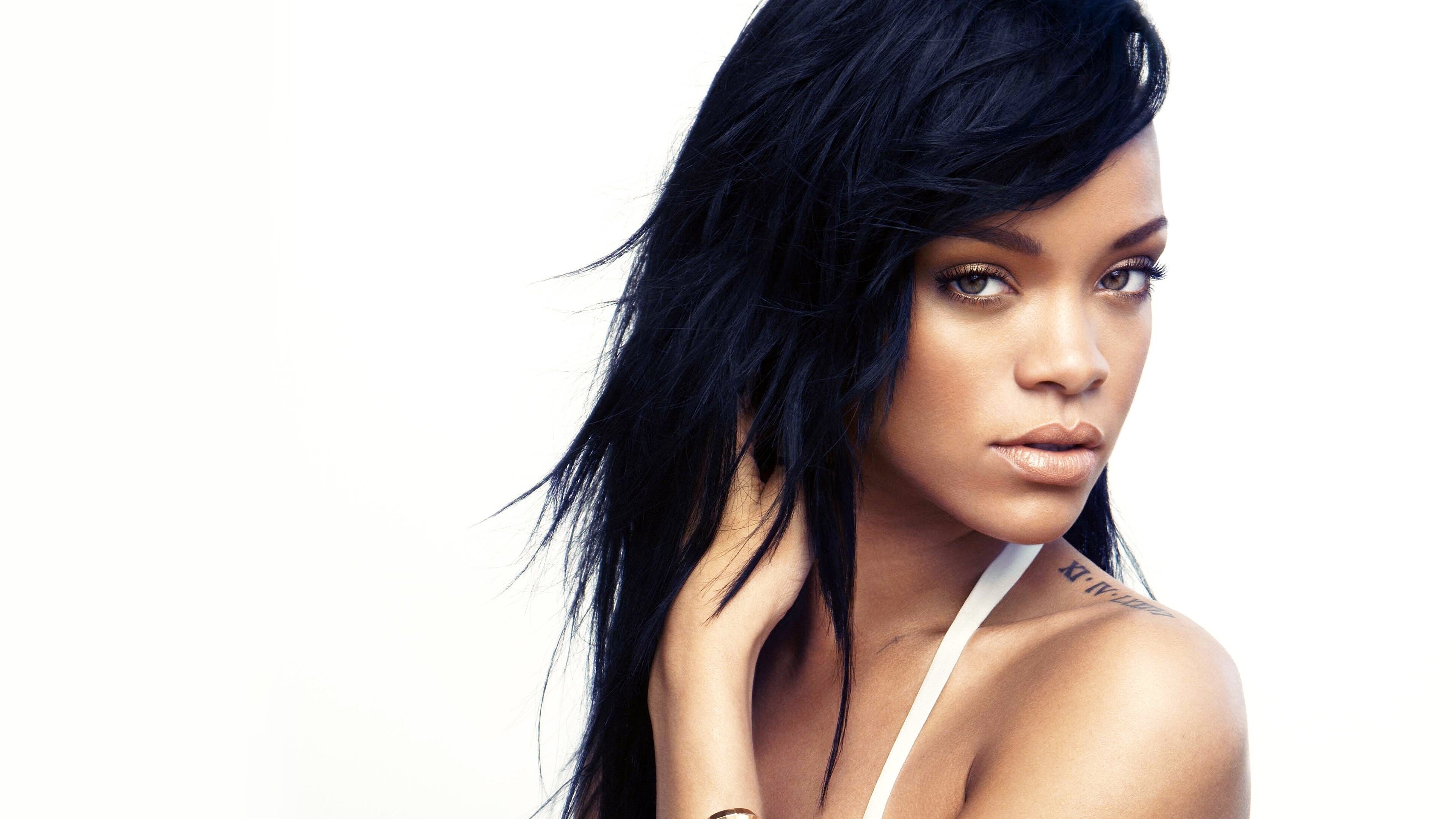 Rihanna, Timeless beauty, Vibrant personality, Trendy fashion, 3840x2160 4K Desktop