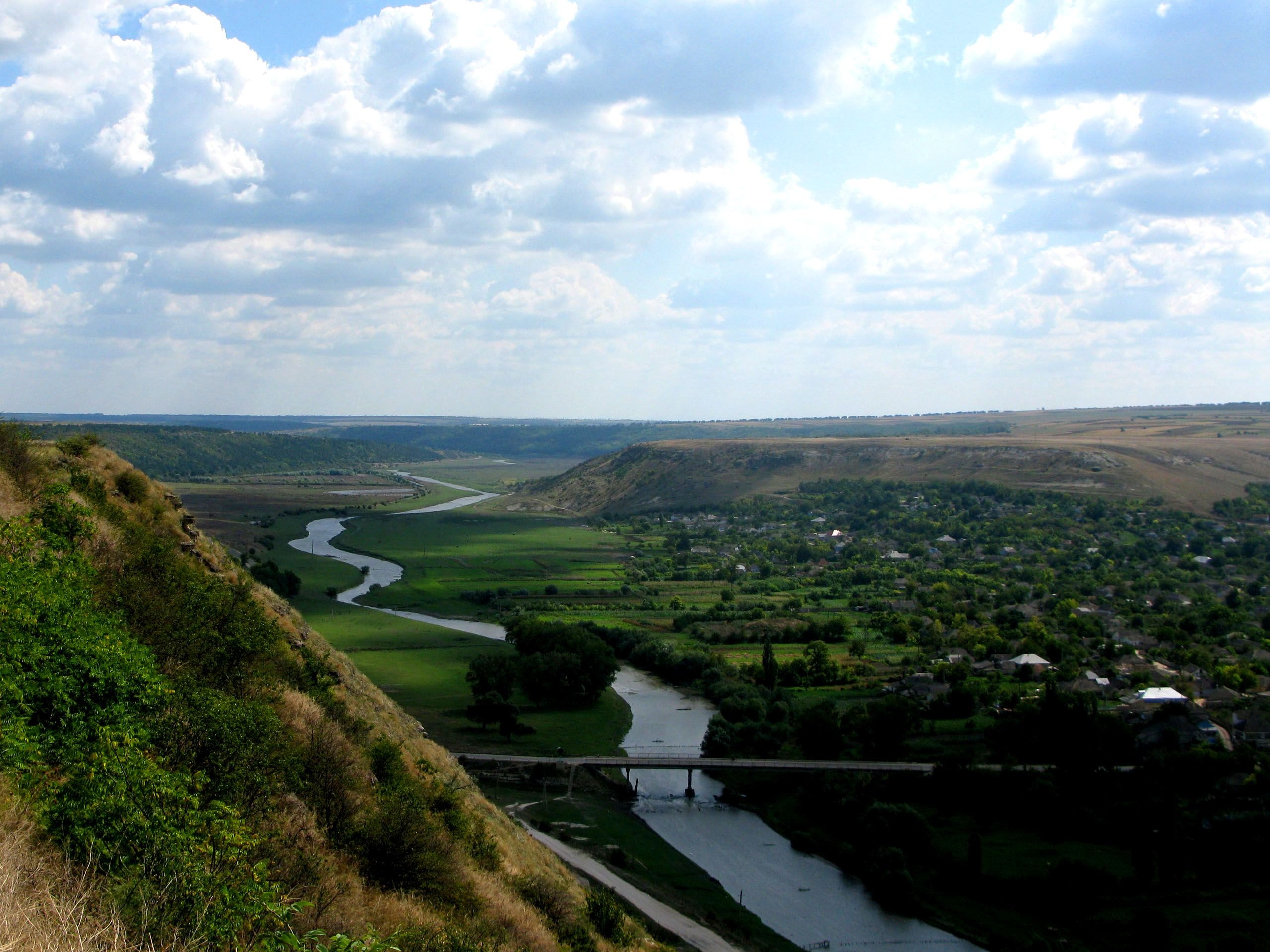 Moldova, Native beauty, Criuleni town, Desktop wallpaper, 2560x1920 HD Desktop